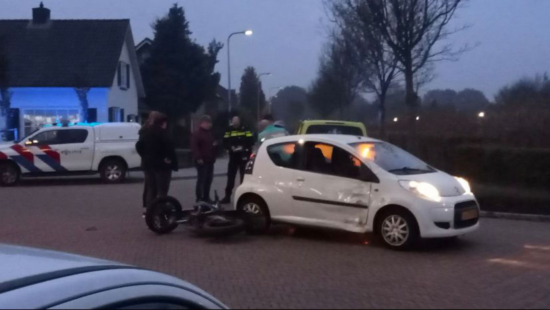 Gewonde bij ongeval tussen auto en brommer aan Willem-Alexanderweg in Delden