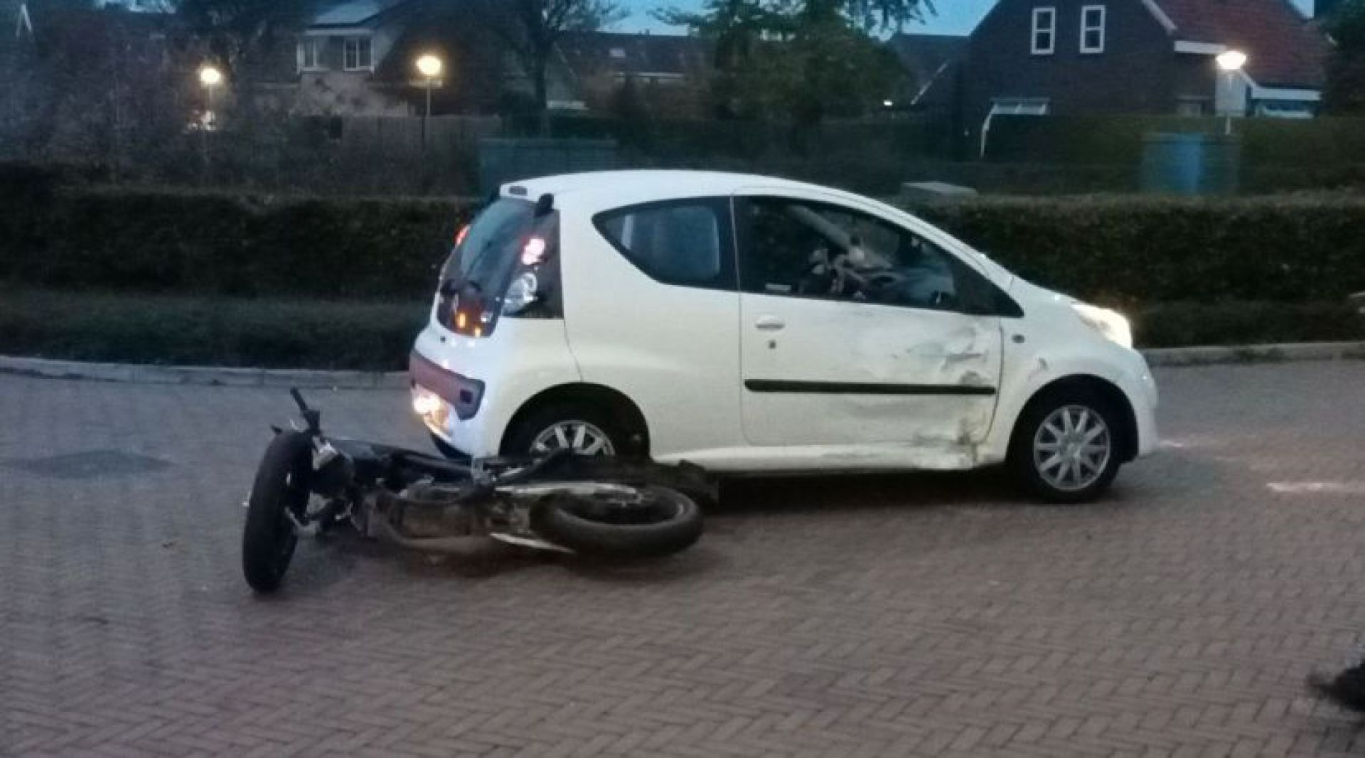Gewonde bij ongeval tussen auto en brommer aan Willem-Alexanderweg in Delden