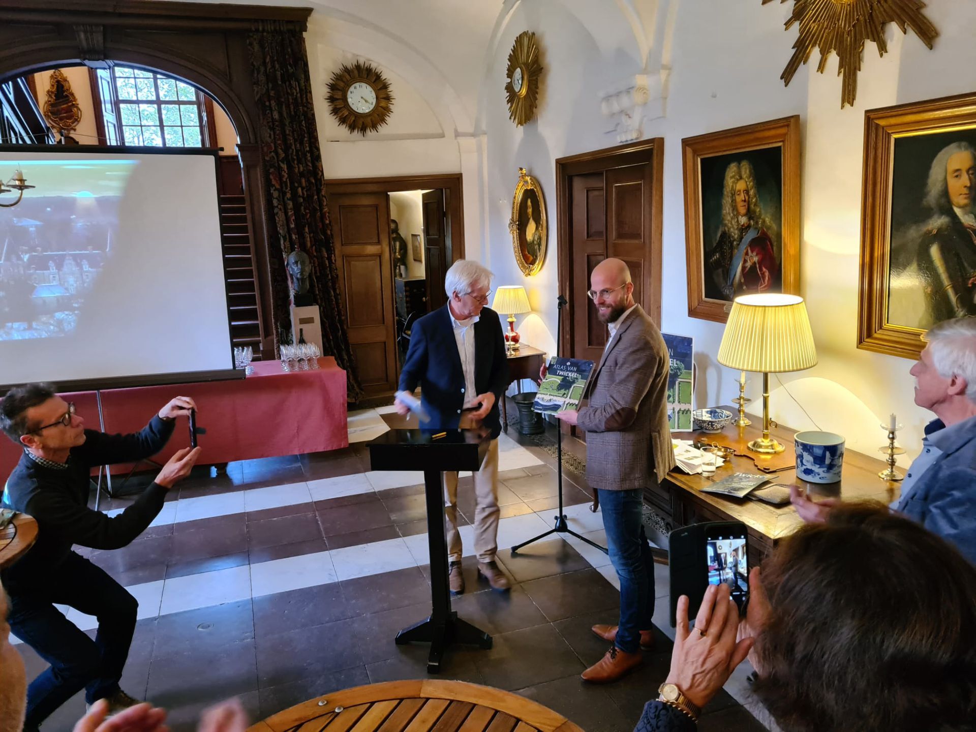Boek 'Atlas van Twickel' gepresenteerd op kasteel