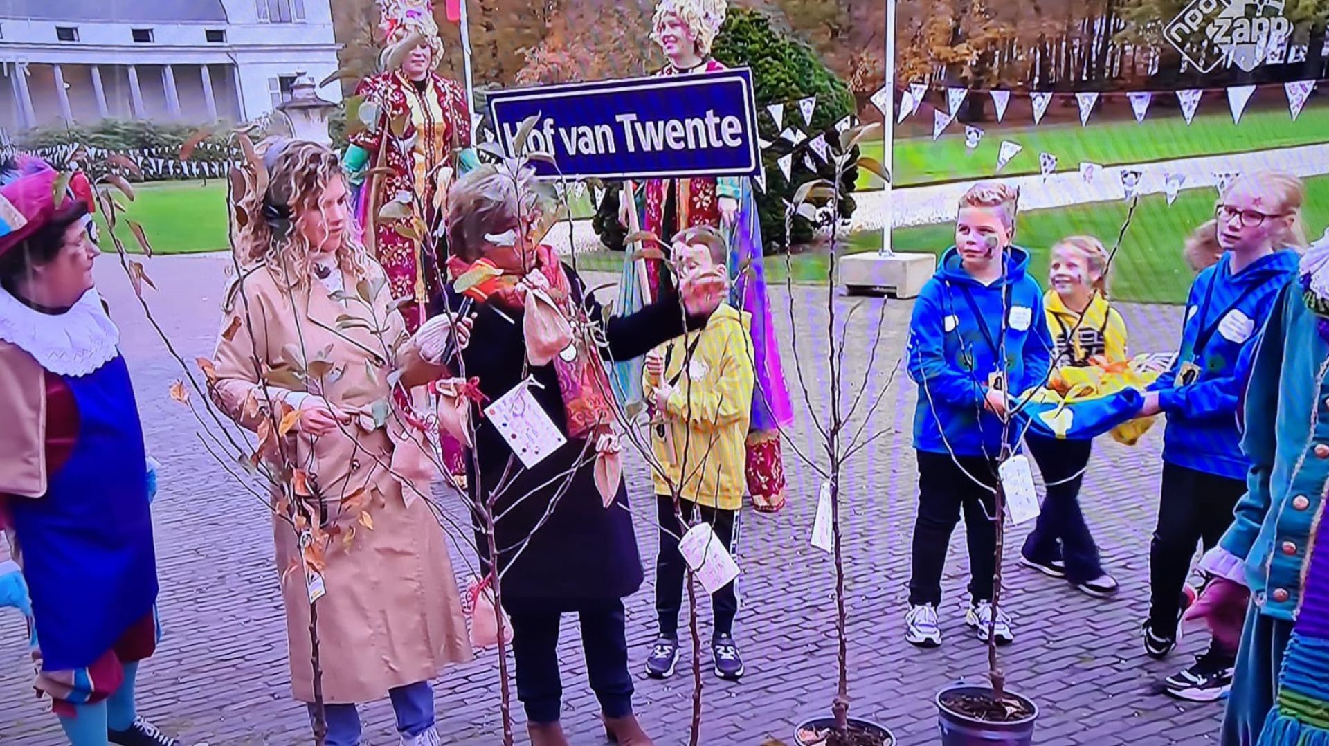Hof van Twente en burgemeester maken opwachting bij Sinterklaasintocht