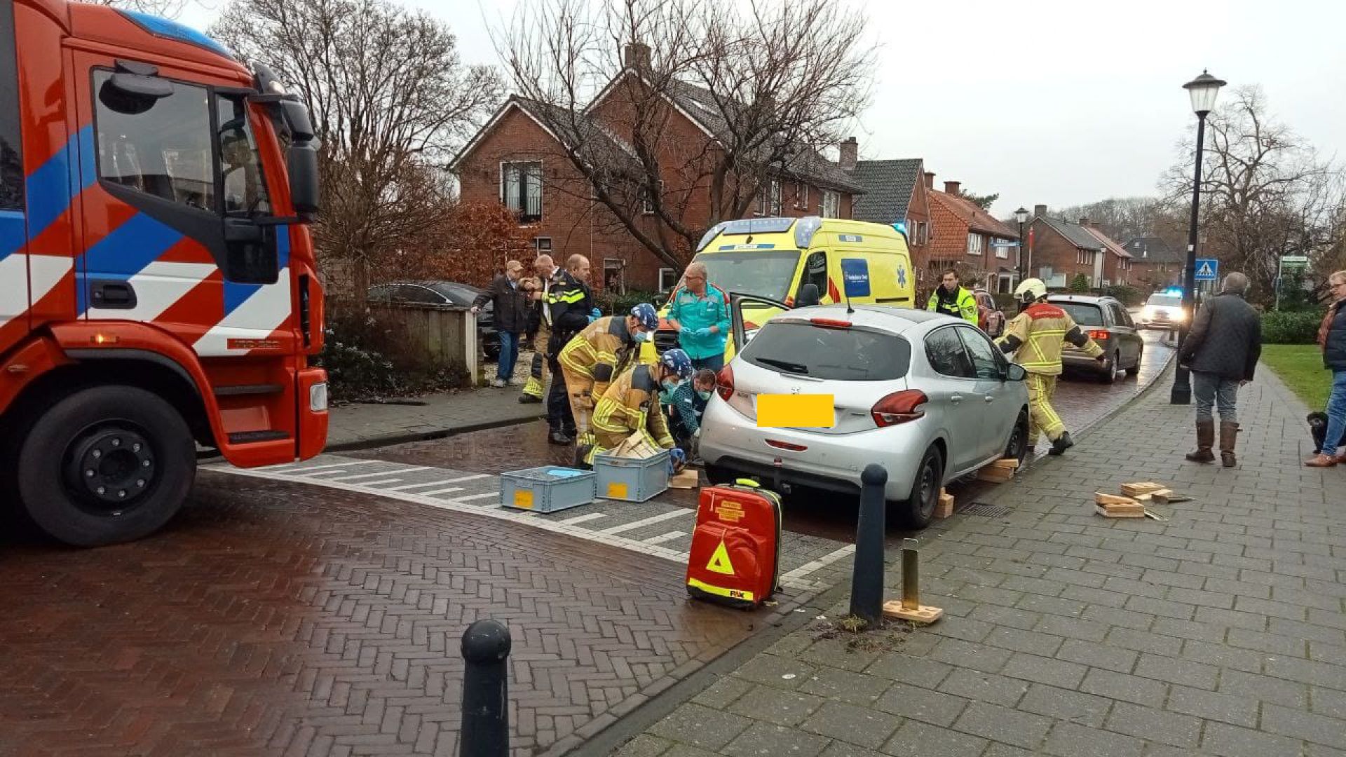 Vrouw gewond bij aanrijding met eigen auto aan Molenstraat Delden