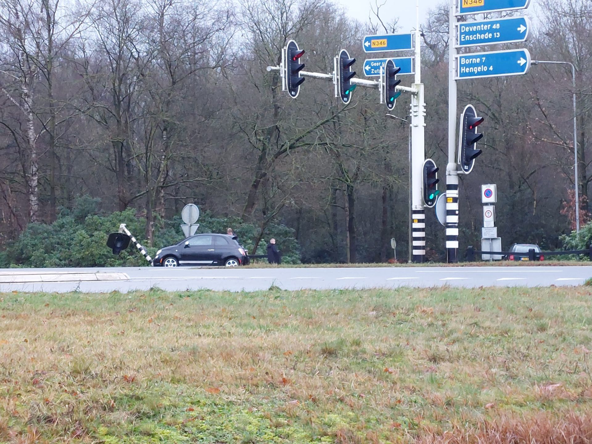 Auto ramt verkeerslicht op rondweg Delden