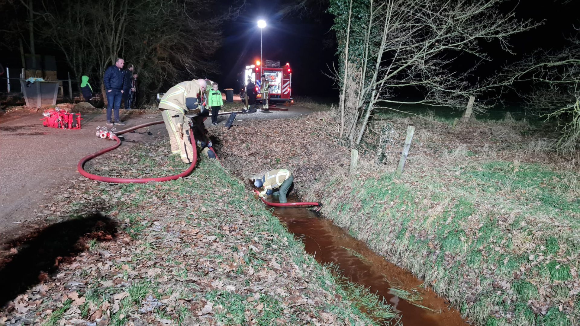 Brandweer redt hond uit ijskoud water in Ambt Delden