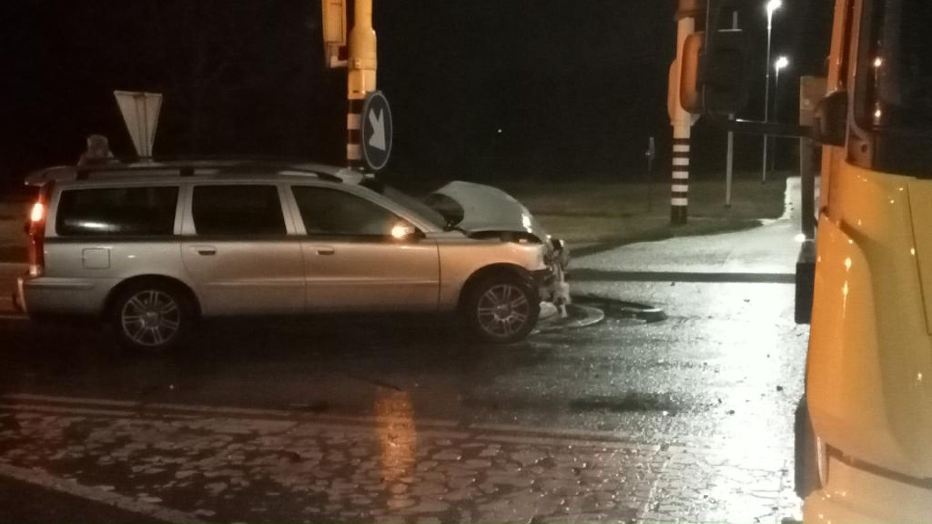 Gewonde bij botsing op kruising op rondweg Delden