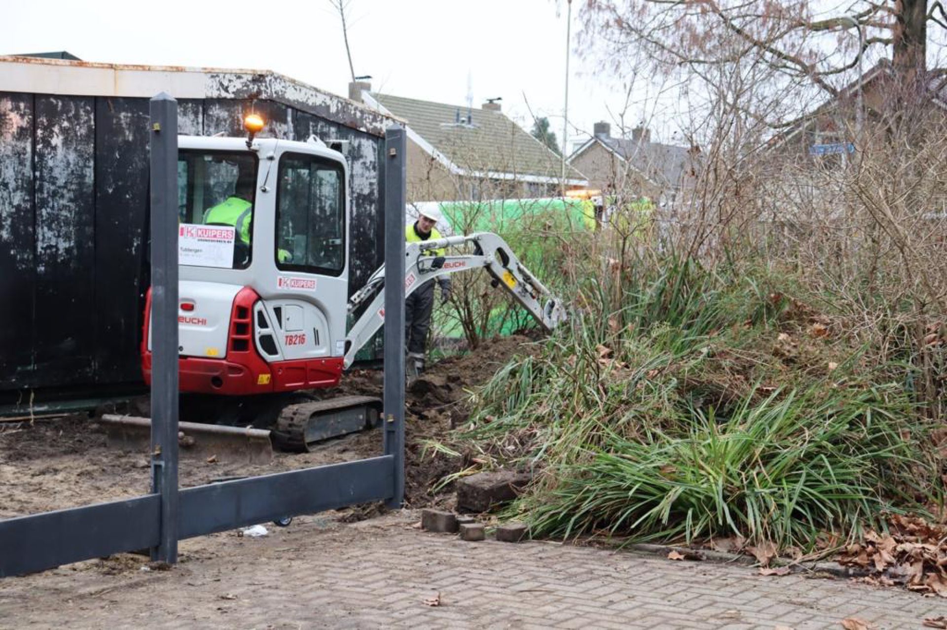 Gat in gasleiding aan Lijsterstraat in Delden