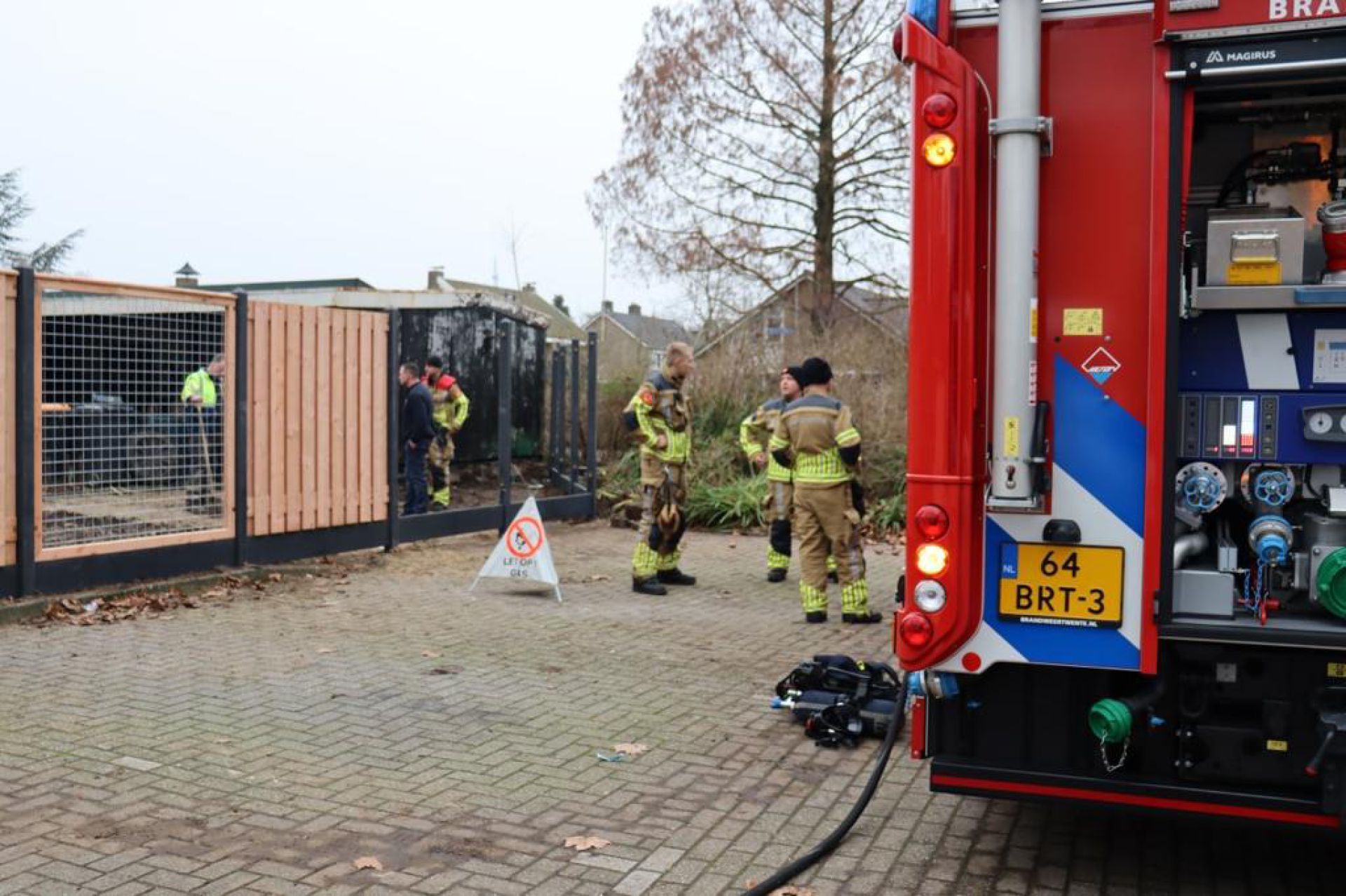 Gat in gasleiding aan Lijsterstraat in Delden