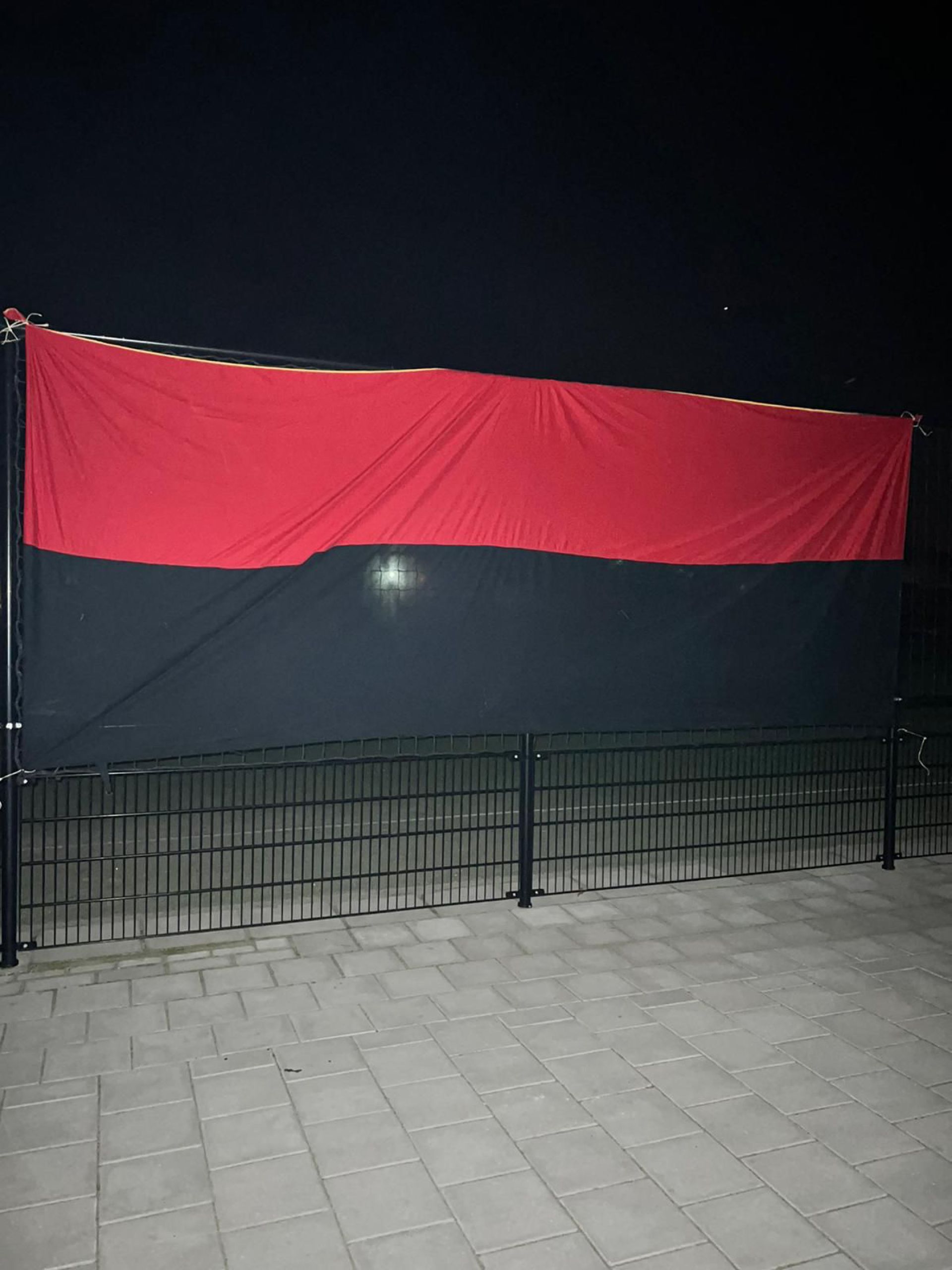 Rood-zwarte spandoeken op sportpark de Mors in aanloop naar Deldense derby