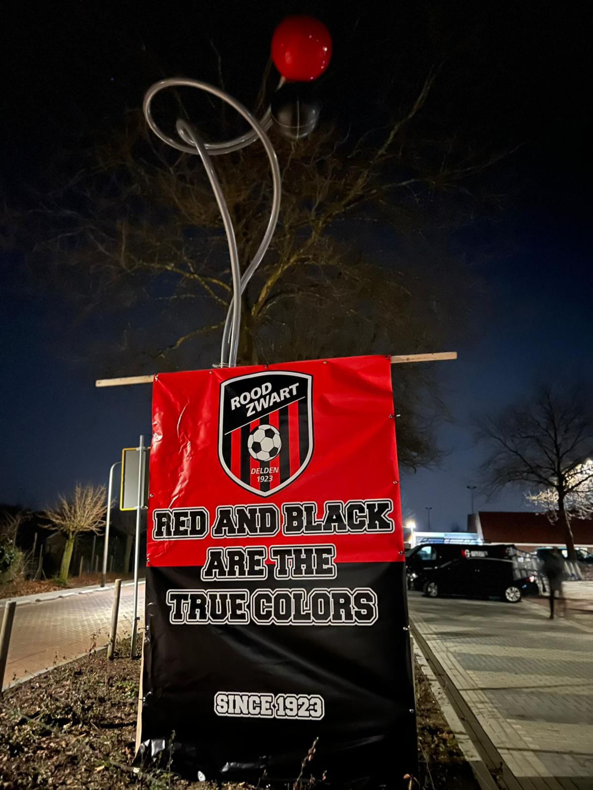 Rood-zwarte spandoeken op sportpark de Mors in aanloop naar Deldense derby