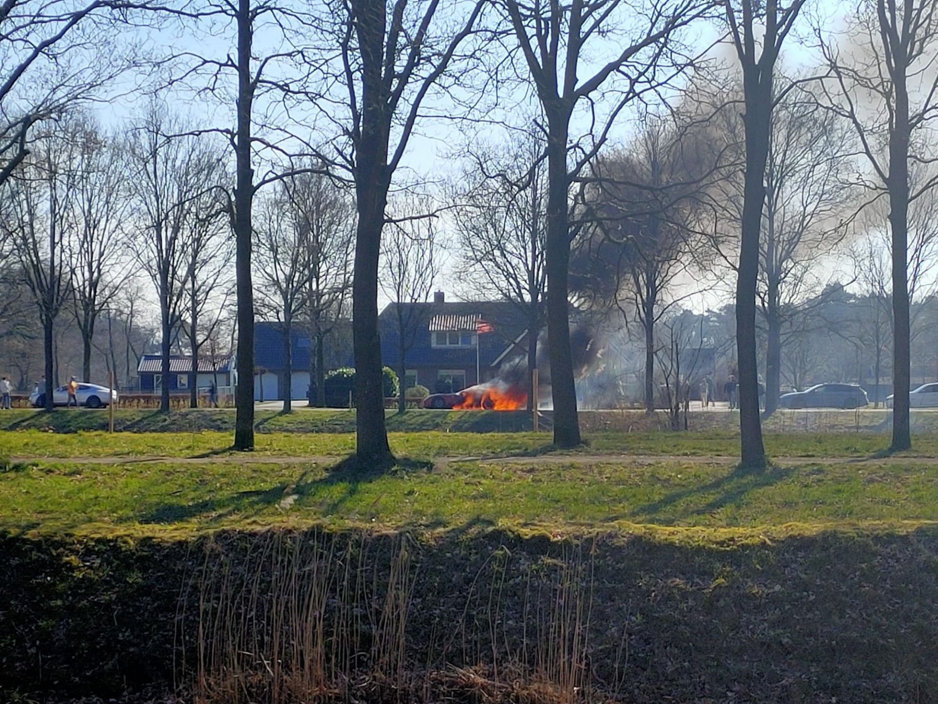 Video: Ferrari brandt uit aan Kanaaldijk Delden