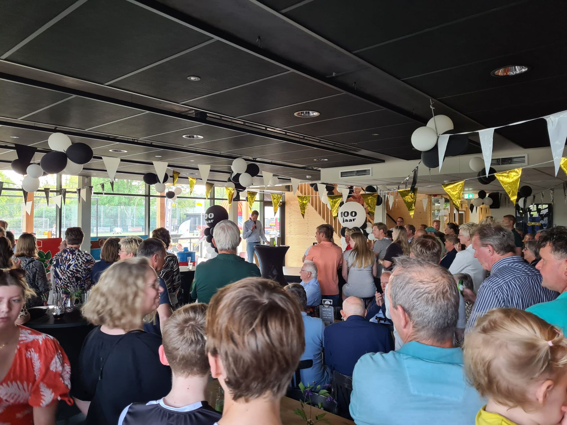 Video: Koninklijke Erepenning voor Deldense Korfbalvereniging Zwart Wit