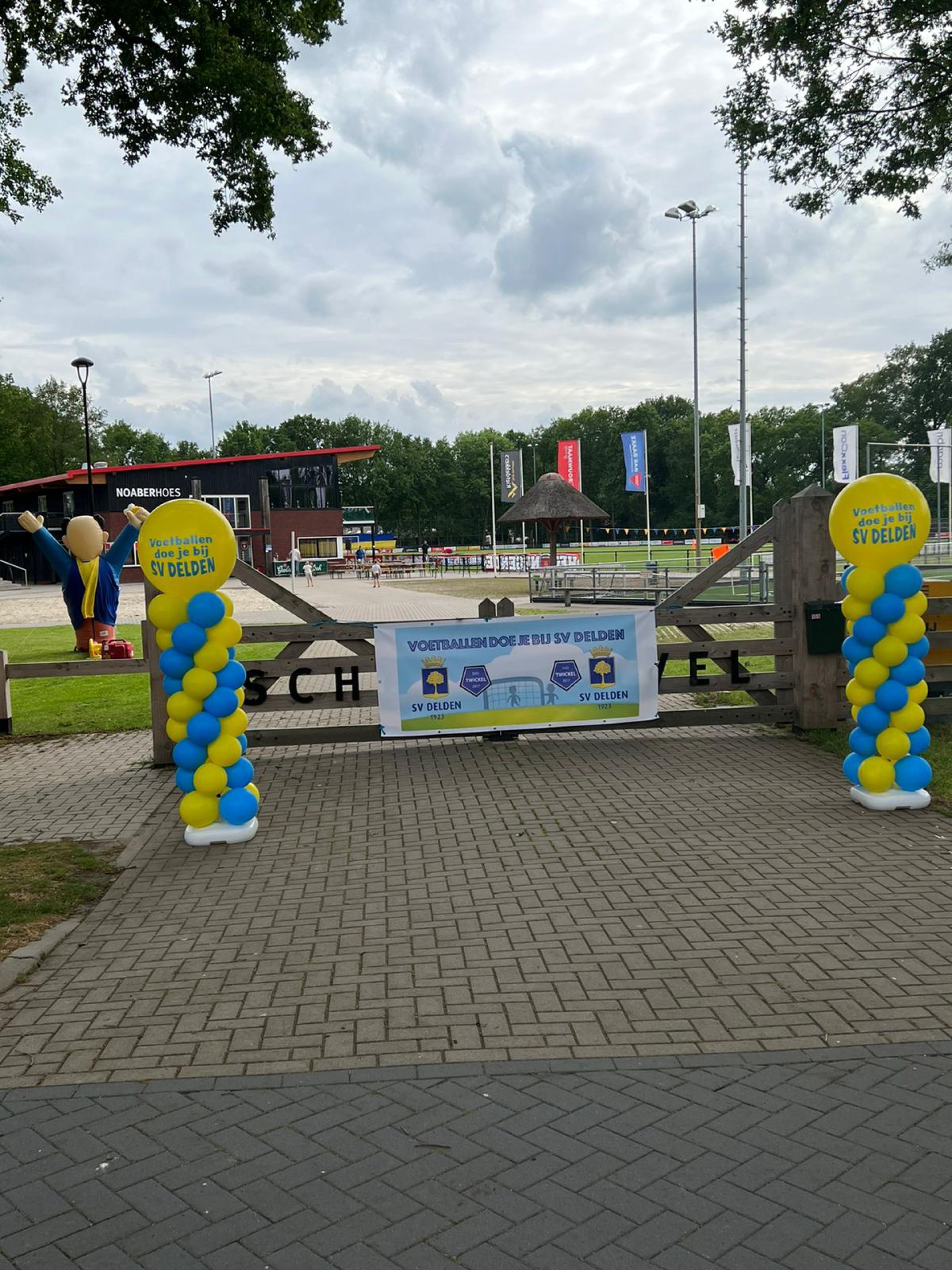 Sportpark Scheetheuvel kleurt blauw-geel in aanloop naar Deldense derby