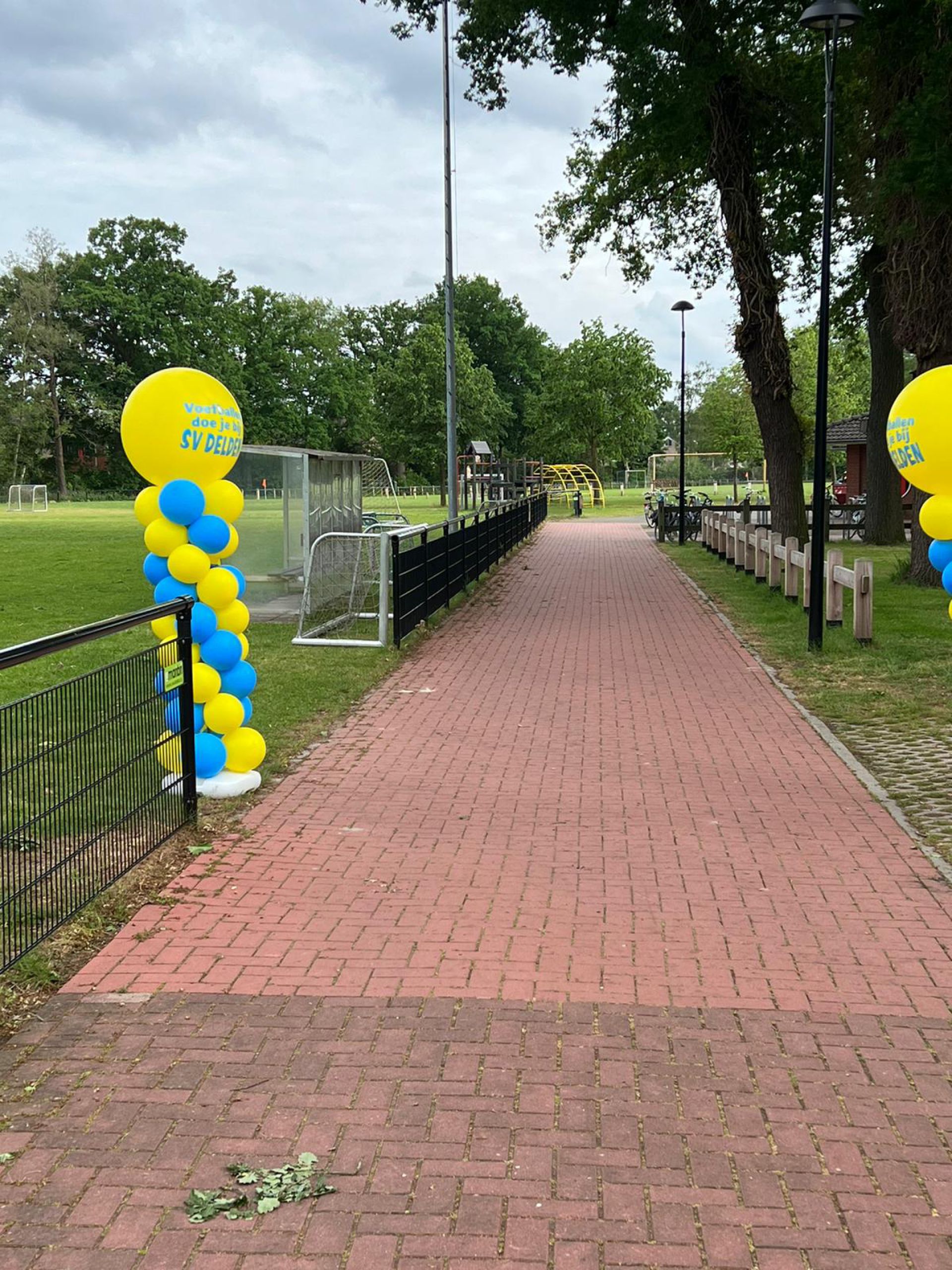 Sportpark Scheetheuvel kleurt blauw-geel in aanloop naar Deldense derby