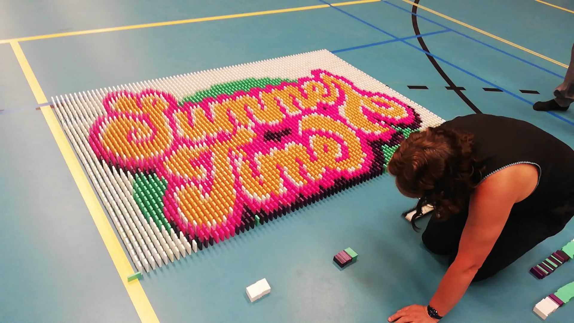 Video: Eerste dominodag in Delden groot succes &ndash; 35.000 stenen vallen in oude sporthal