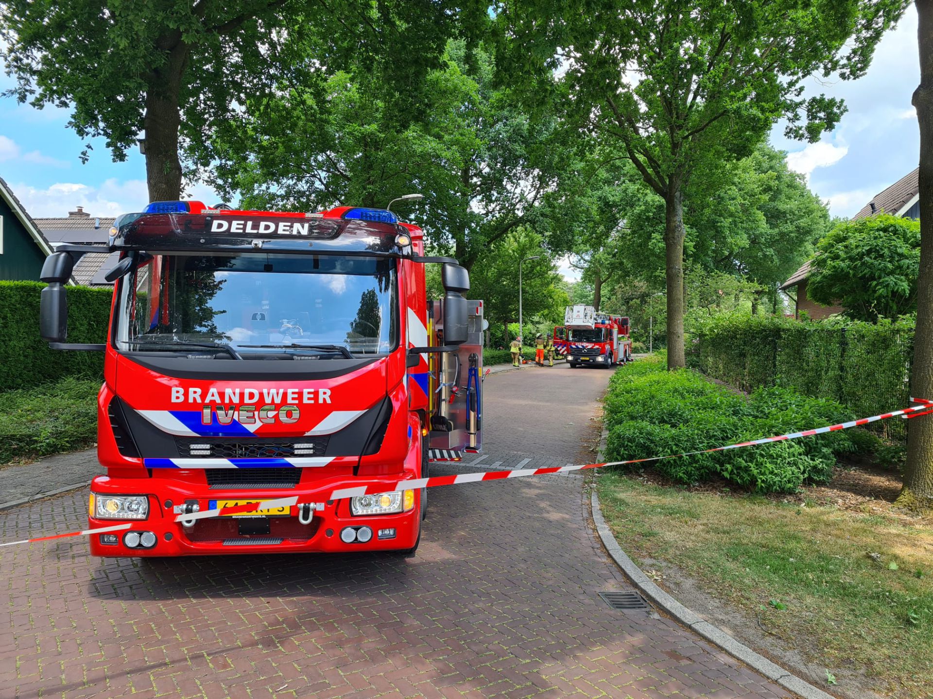 Van Heeckerenweg Delden enige tijd dicht door gevaarlijke tak