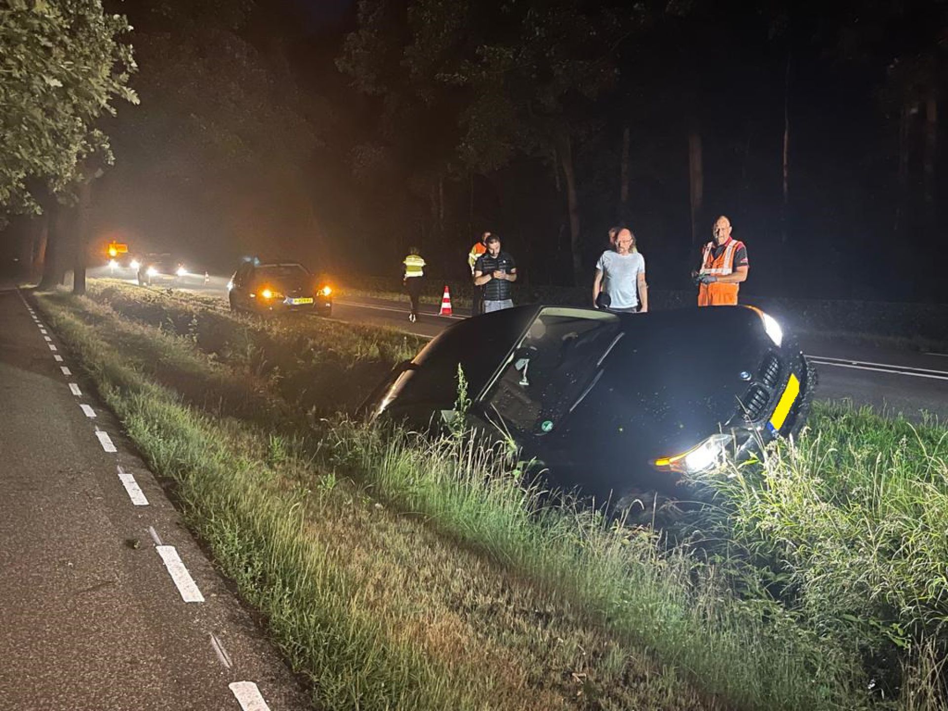 Auto in de sloot door overstekend konijn op N346 
