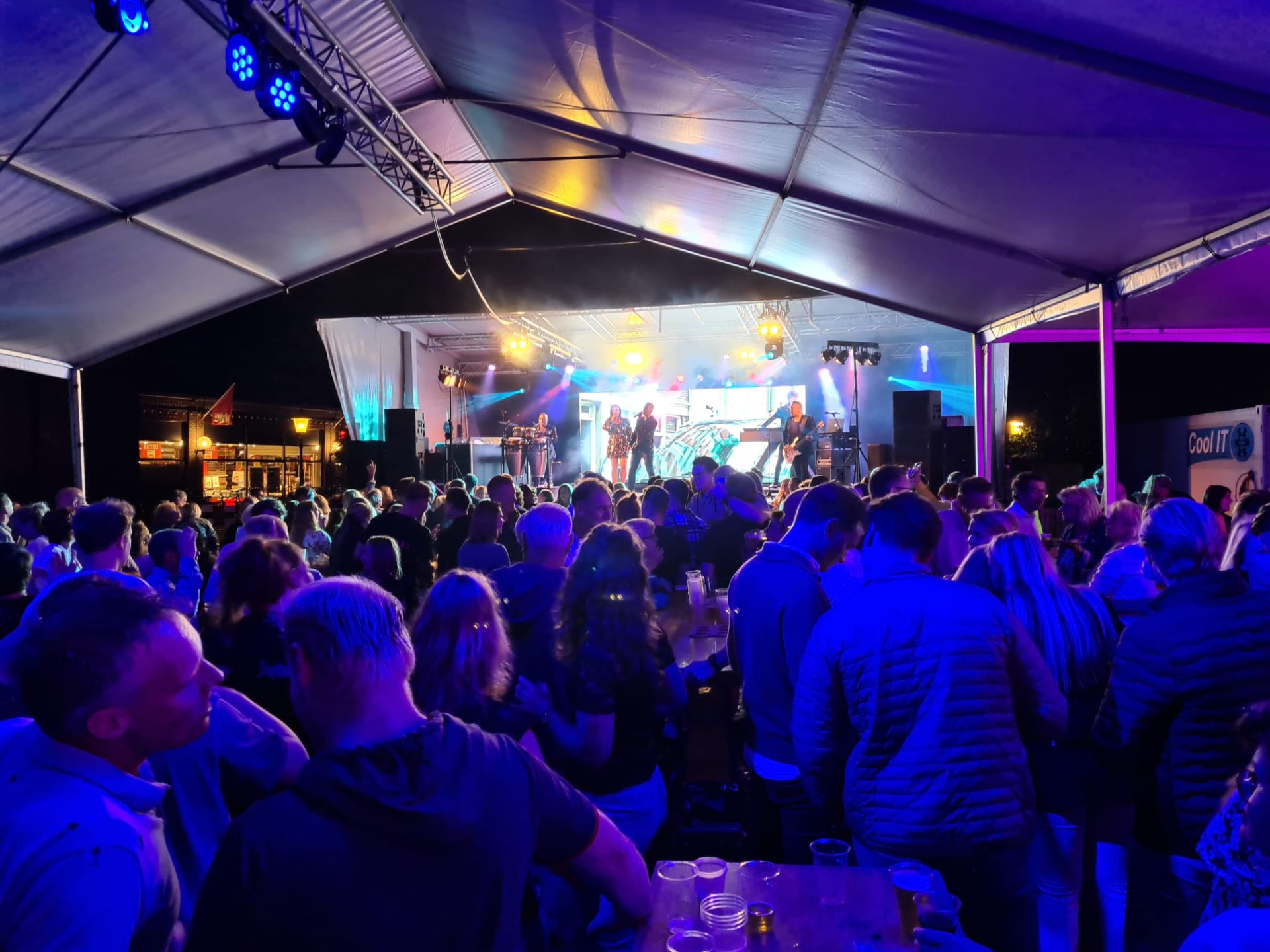 Volle tent, prima sfeer en goede muziek bij Nacht van Delden