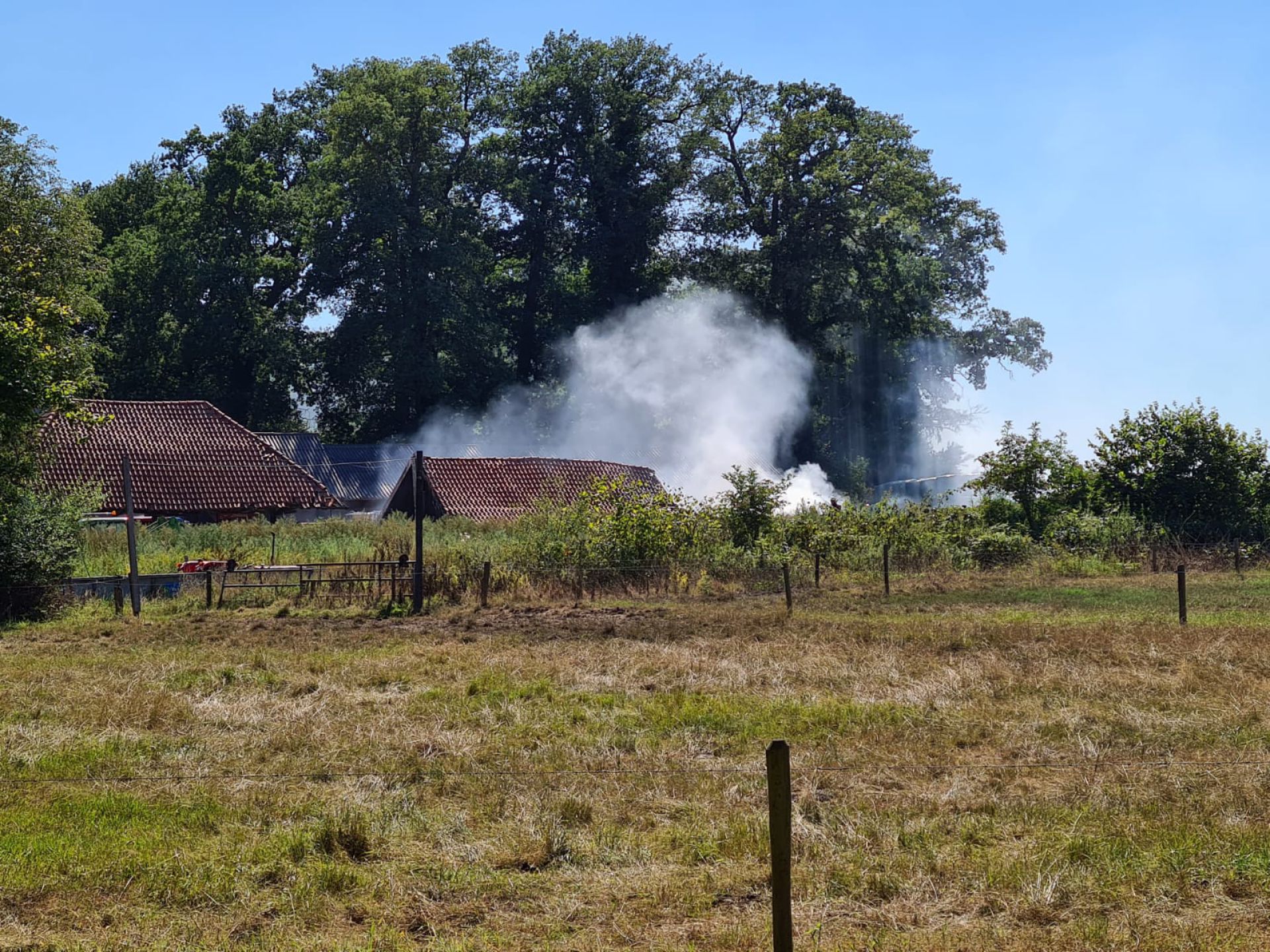 Brandweer rukt uit voor buitenbrand aan Twickelerlaan Ambt Delden
