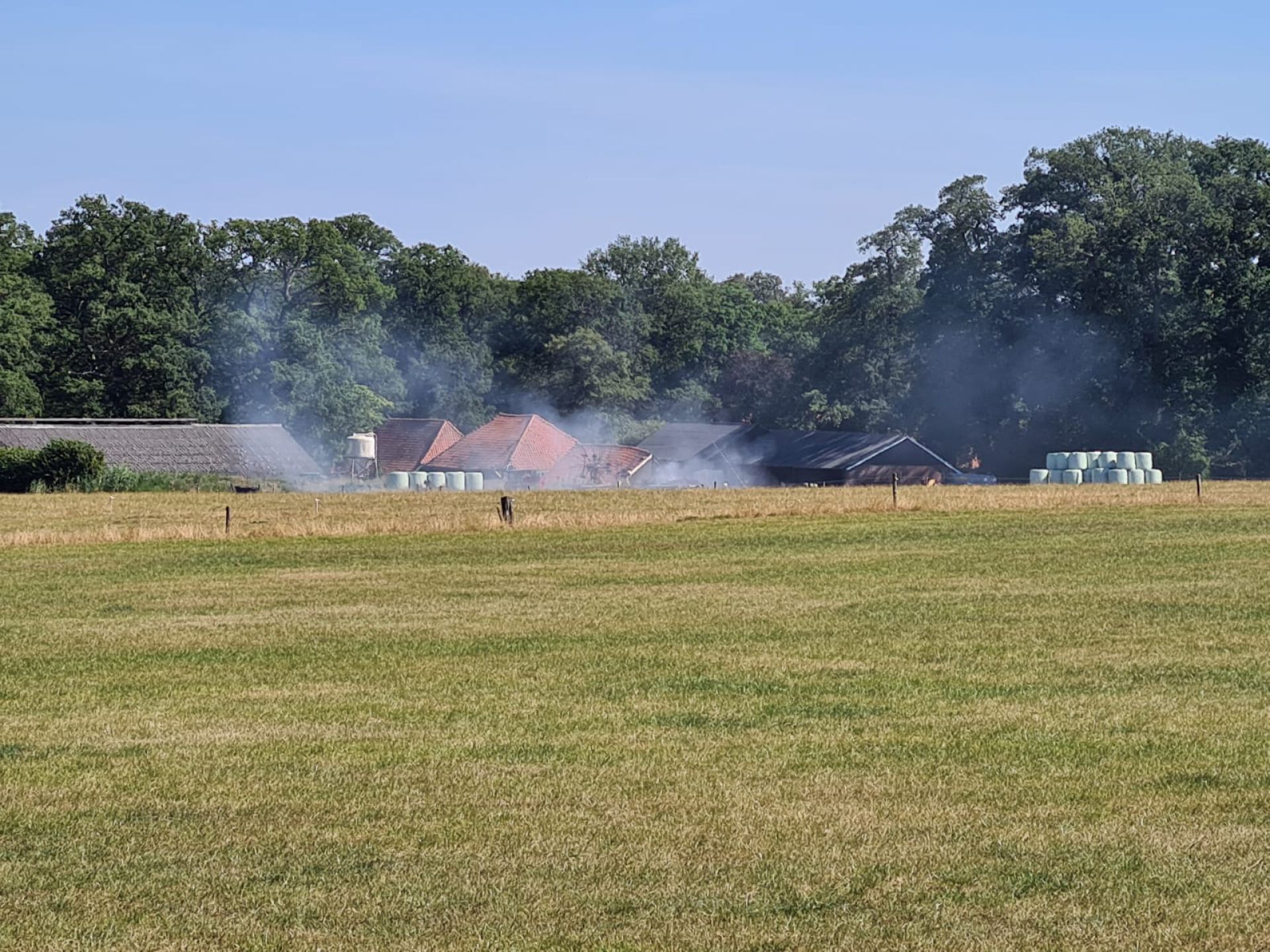 Brandweer rukt uit voor buitenbrand aan Twickelerlaan Ambt Delden
