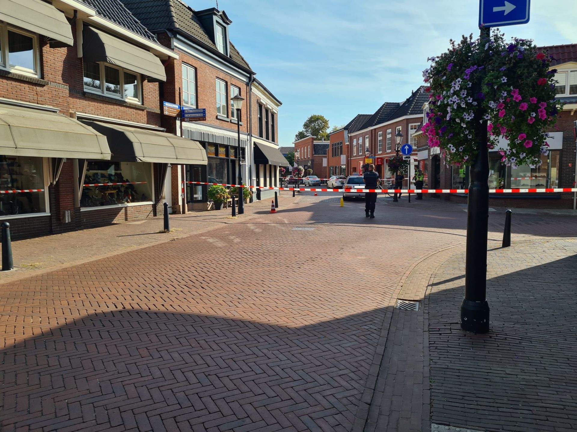 Langestraat enige tijd afgesloten na ongeval: Vrouw gewond naar ziekenhuis