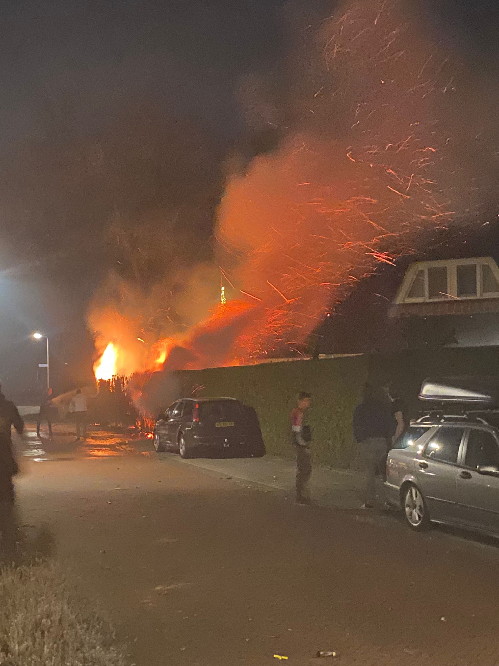 Coniferenhaag gaat in vlammen op aan Schipbeek in Delden