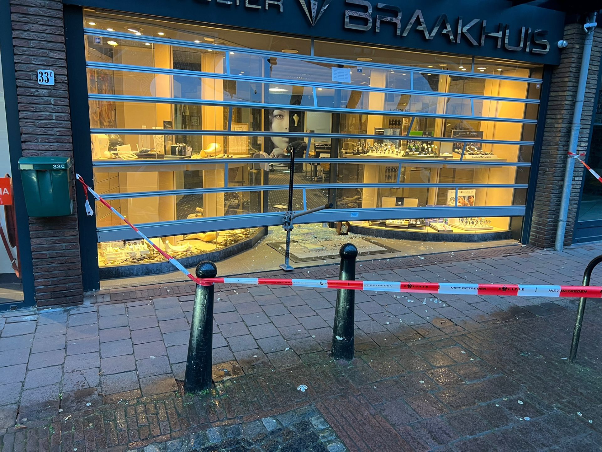 Inbrekers slaan toe bij Braakhuis Juwelier aan Langestraat Delden