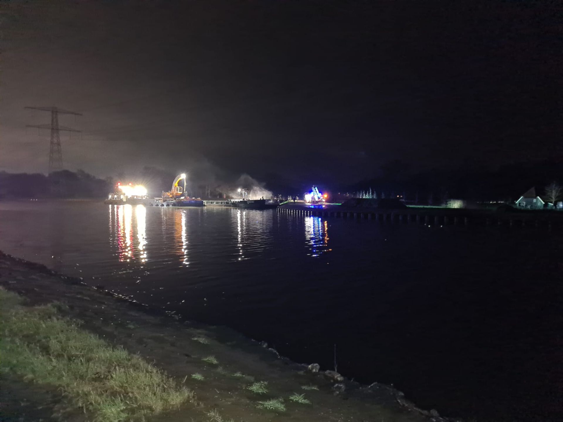 VIDEO: Brandweer rukt uit voor vuur in ruim van schip op Twentekanaal bij Delden
