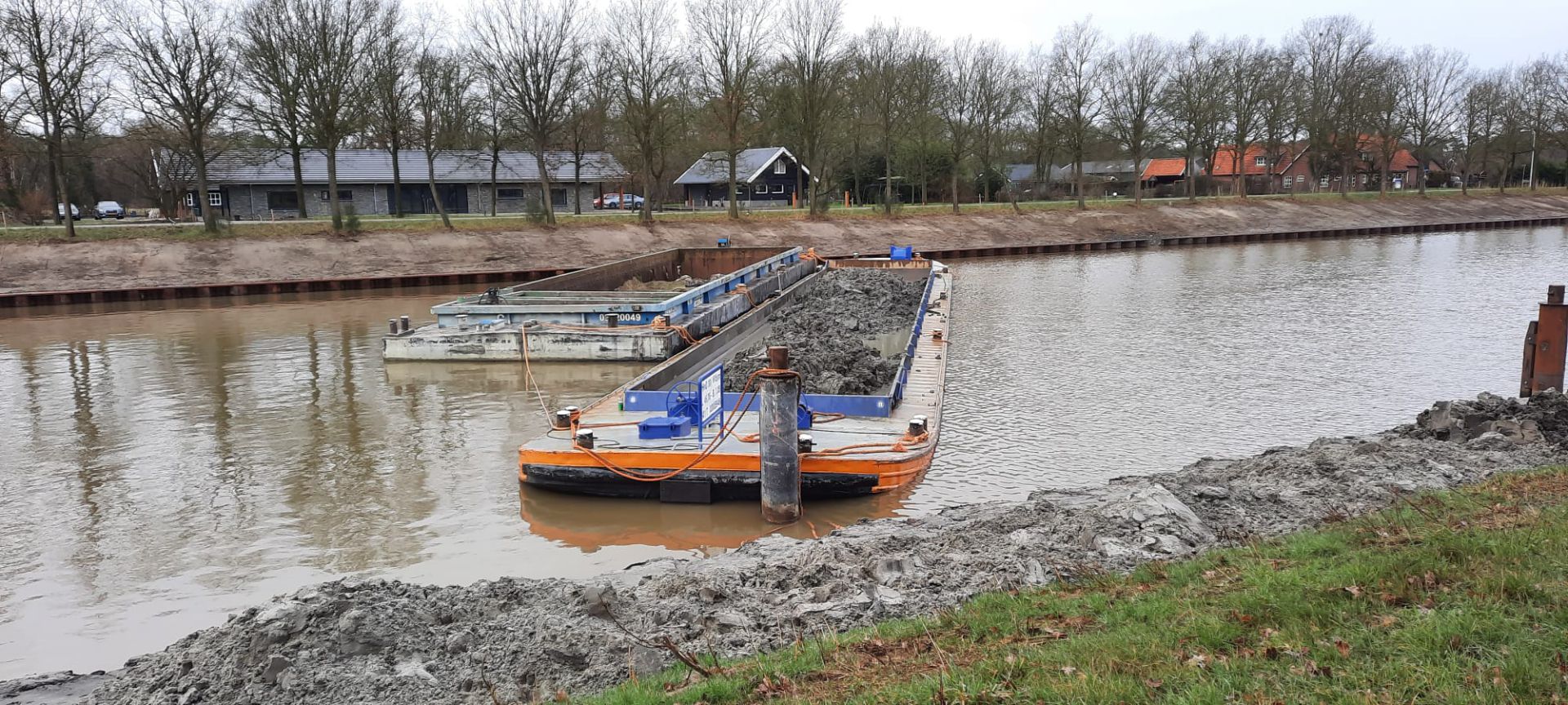 Dwarsliggende pontons stremmen wederom Twentekanaal bij Delden