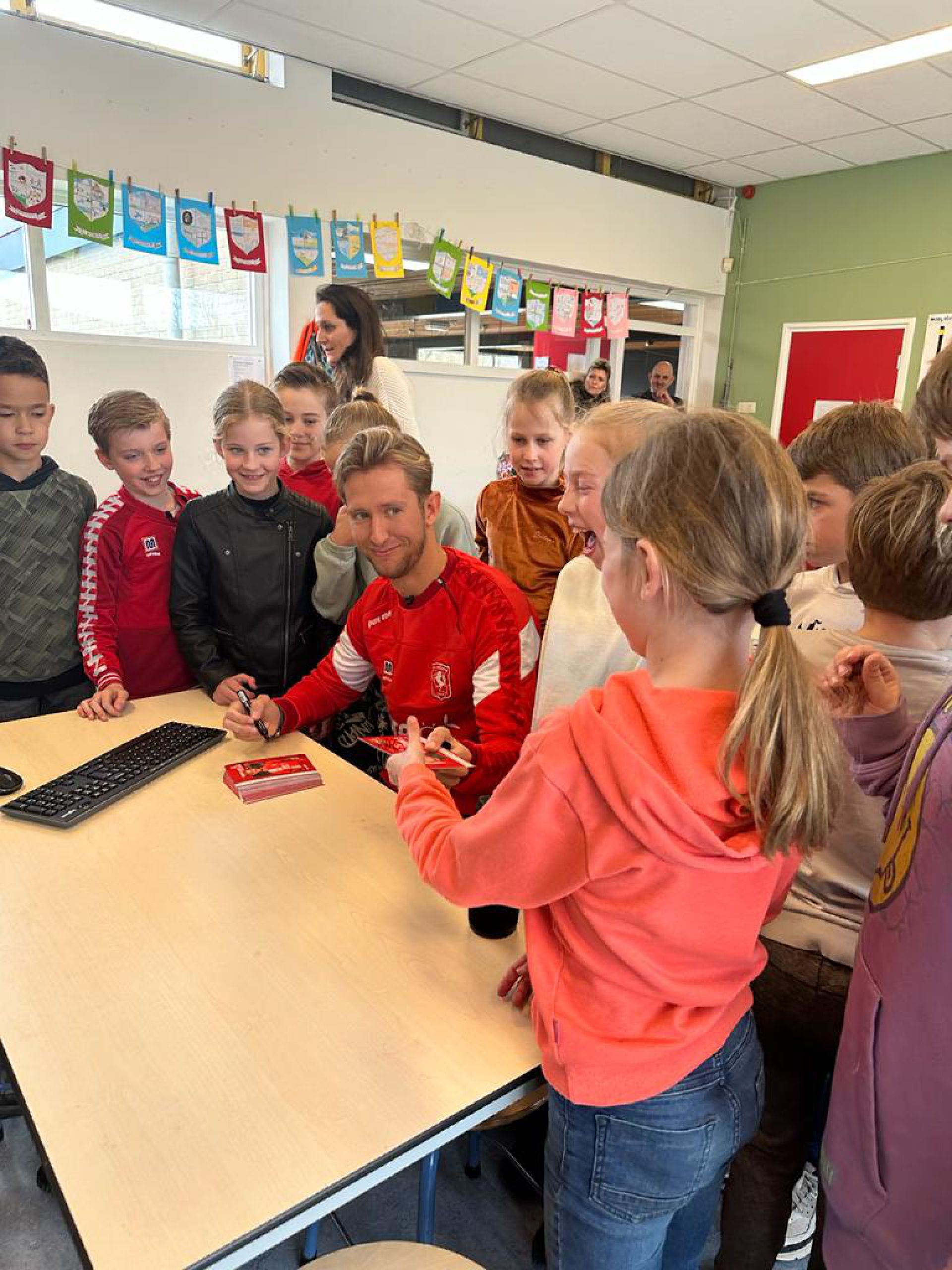 Foto's: Handtekeningen jagen in Delden: Michel Vlap zet 13.000e jeugdlid in het zonnetje