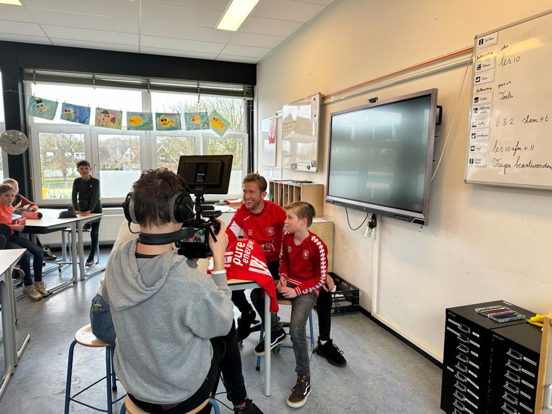Foto's: Handtekeningen jagen in Delden: Michel Vlap zet 13.000e jeugdlid in het zonnetje