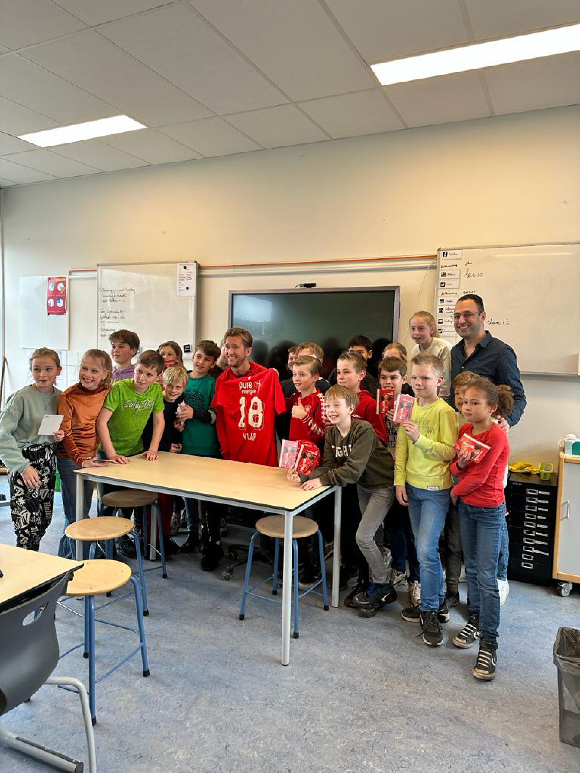 Foto's: Handtekeningen jagen in Delden: Michel Vlap zet 13.000e jeugdlid in het zonnetje