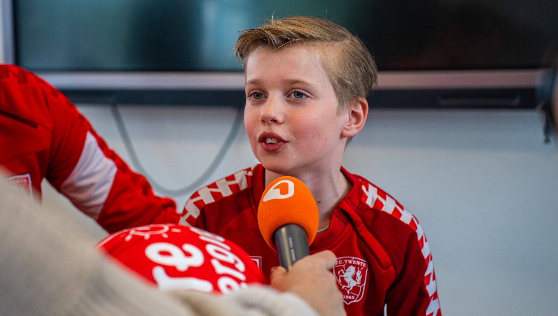 Foto's: Handtekeningen jagen in Delden: Michel Vlap zet 13.000e jeugdlid in het zonnetje
