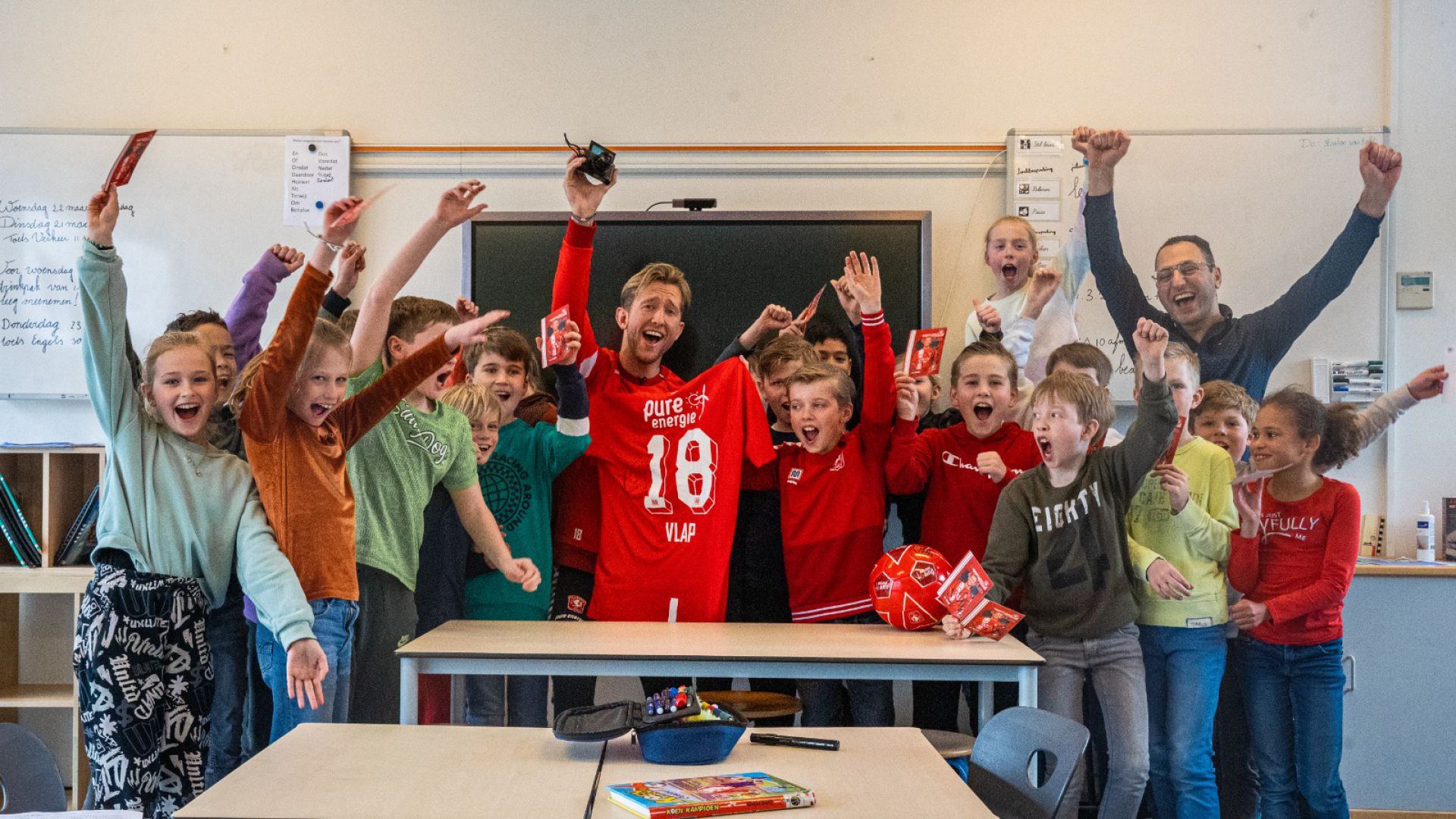 Foto's: Handtekeningen jagen in Delden: Michel Vlap zet 13.000e jeugdlid in het zonnetje