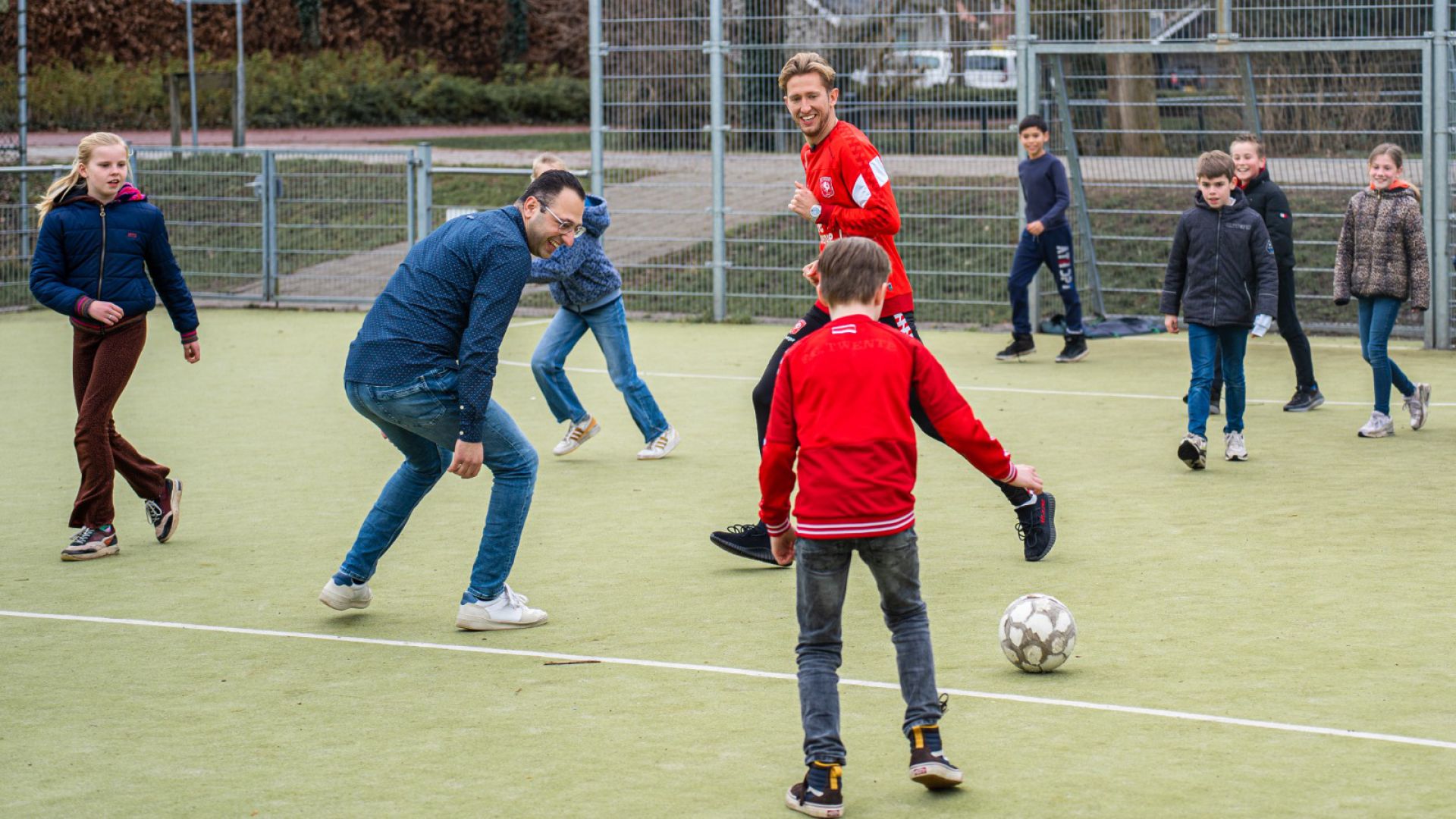 Foto's: Handtekeningen jagen in Delden: Michel Vlap zet 13.000e jeugdlid in het zonnetje