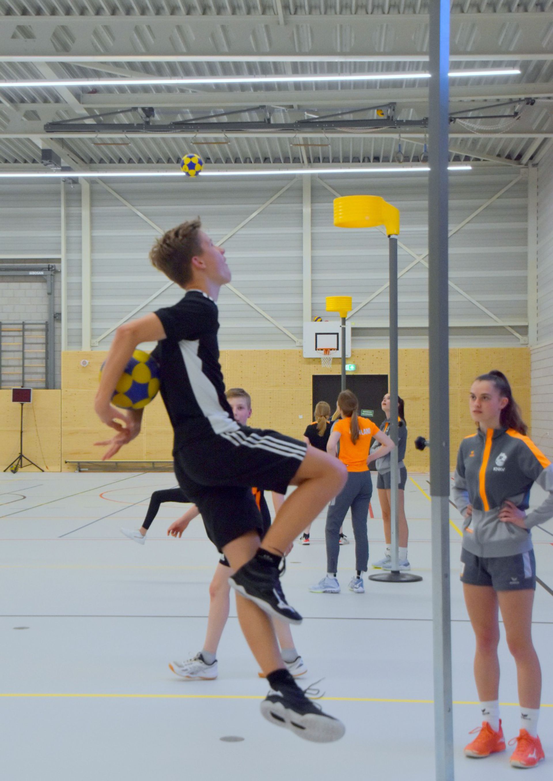 Jonge Deldense korfballers beleven topdag met clinic Jong Oranje