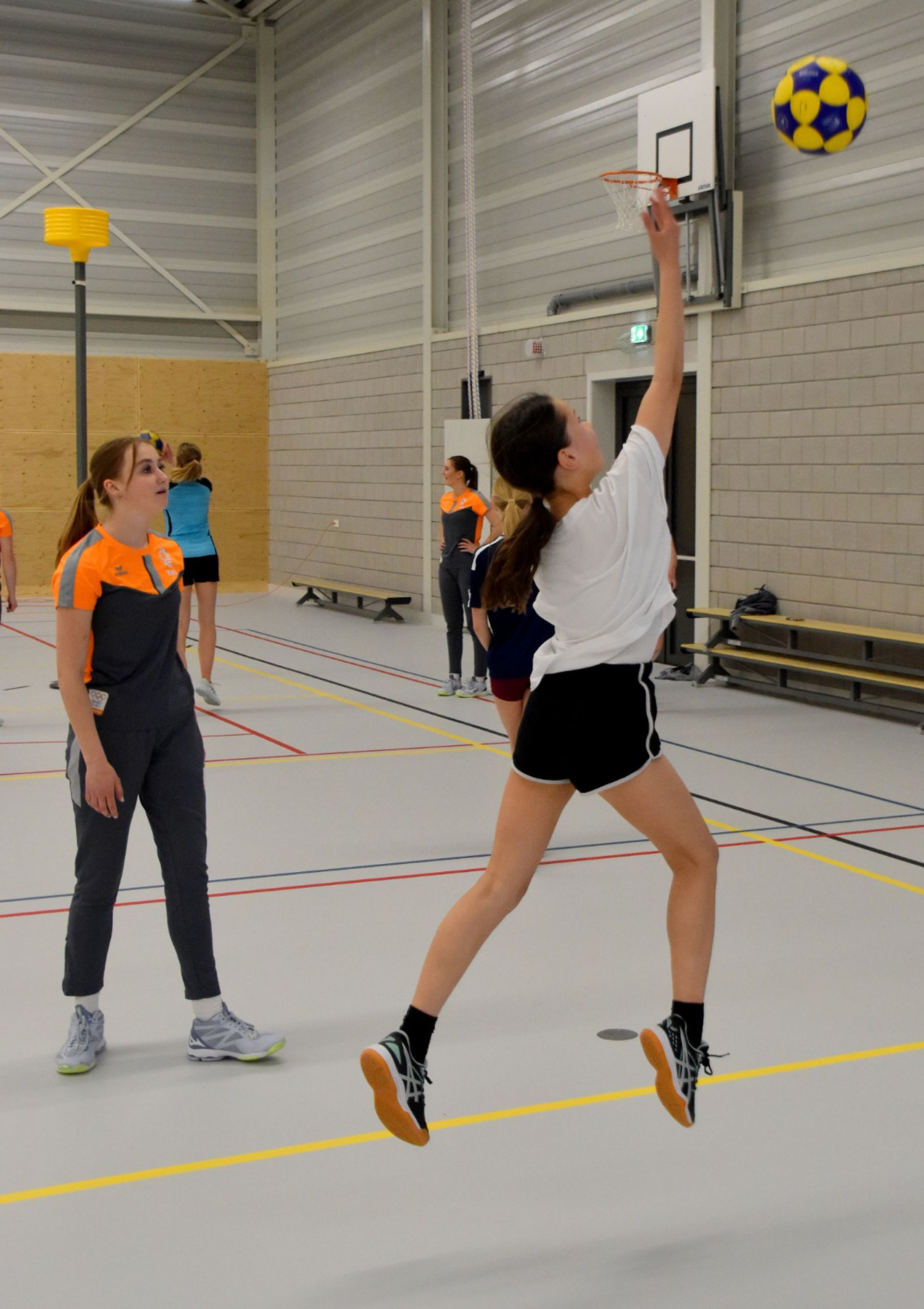 Jonge Deldense korfballers beleven topdag met clinic Jong Oranje
