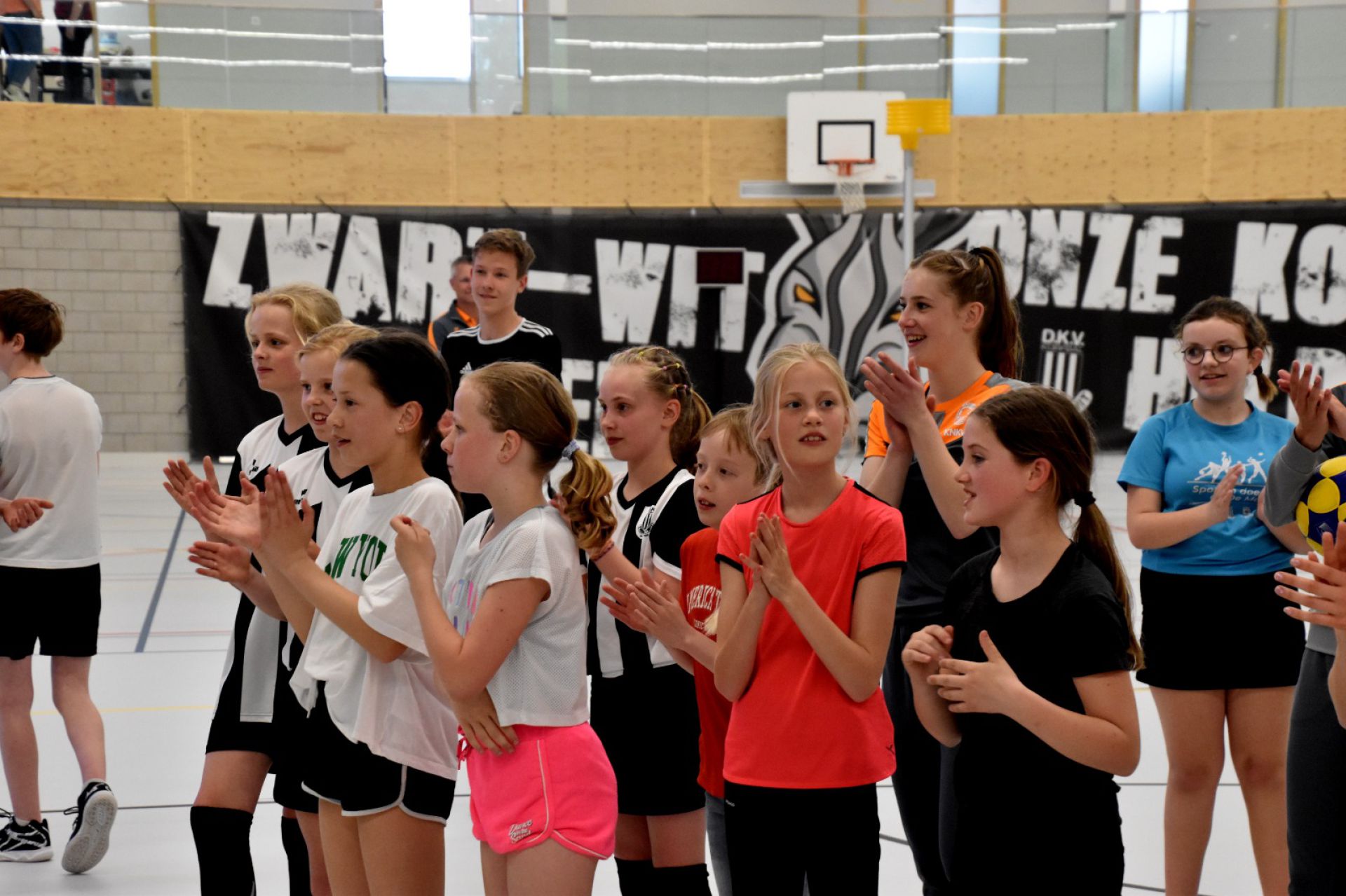 Jonge Deldense korfballers beleven topdag met clinic Jong Oranje