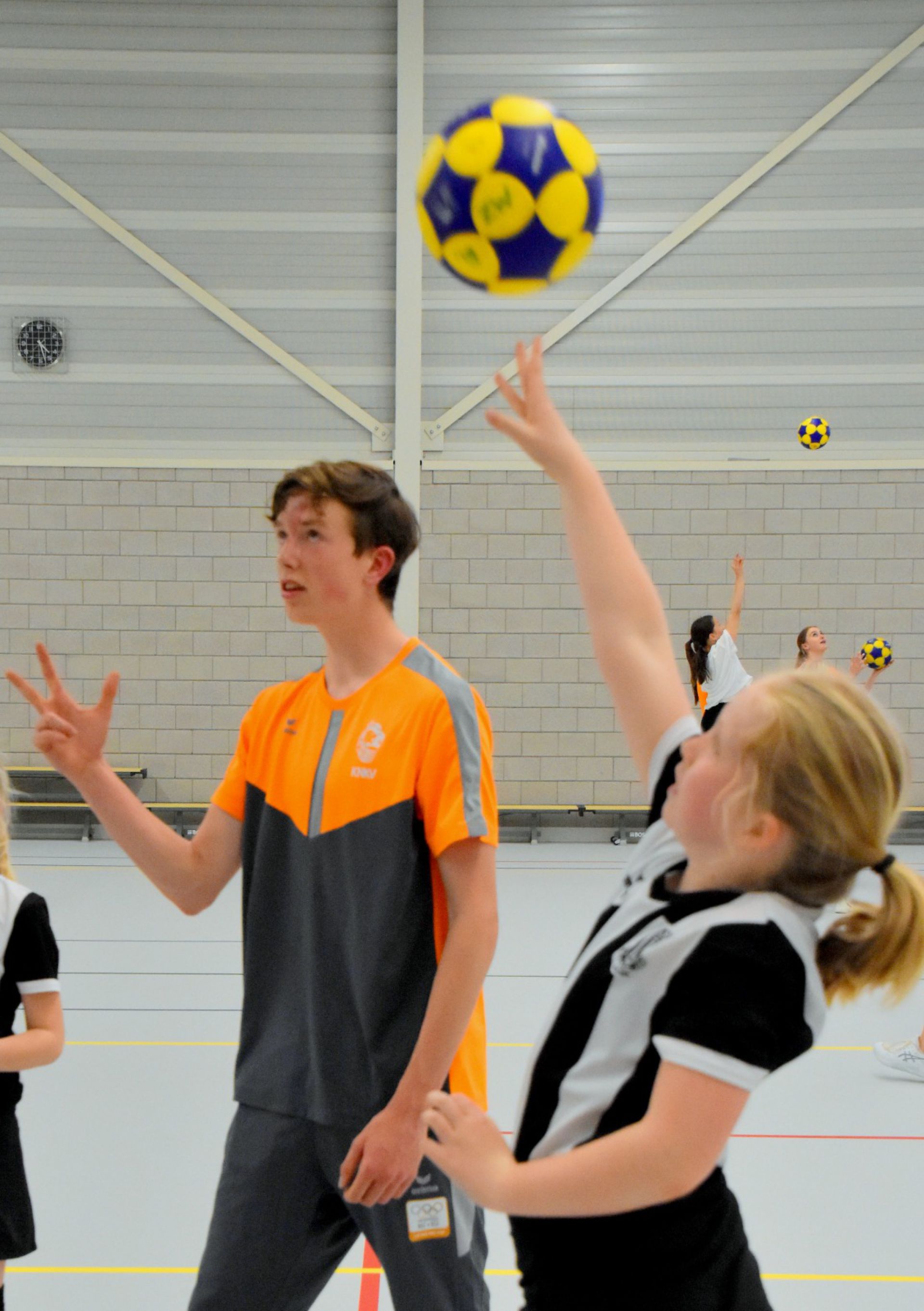 Jonge Deldense korfballers beleven topdag met clinic Jong Oranje