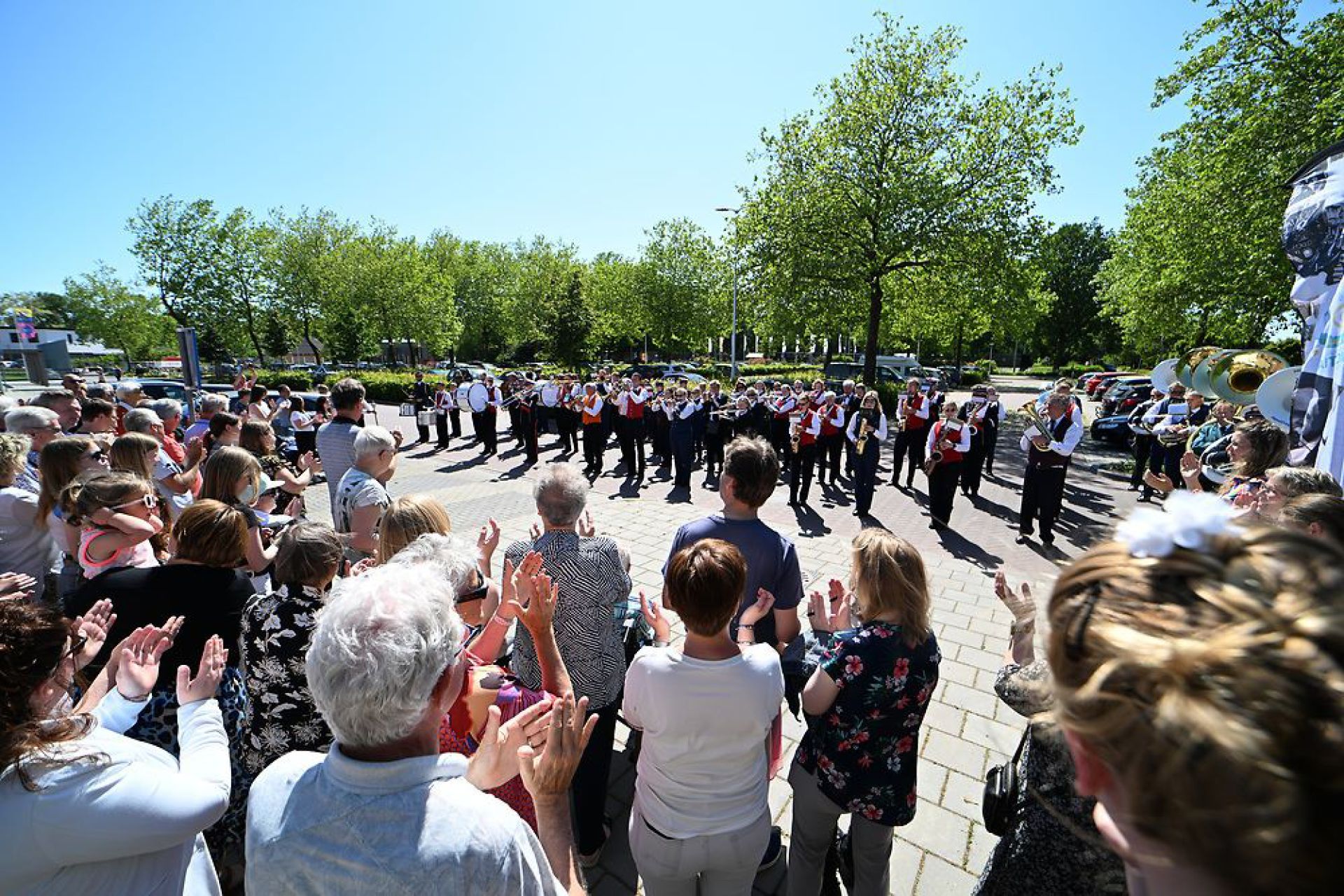 Muziekverenigingen uit de Hof van Twente brengen serenade aan 100-jarig Amicitia