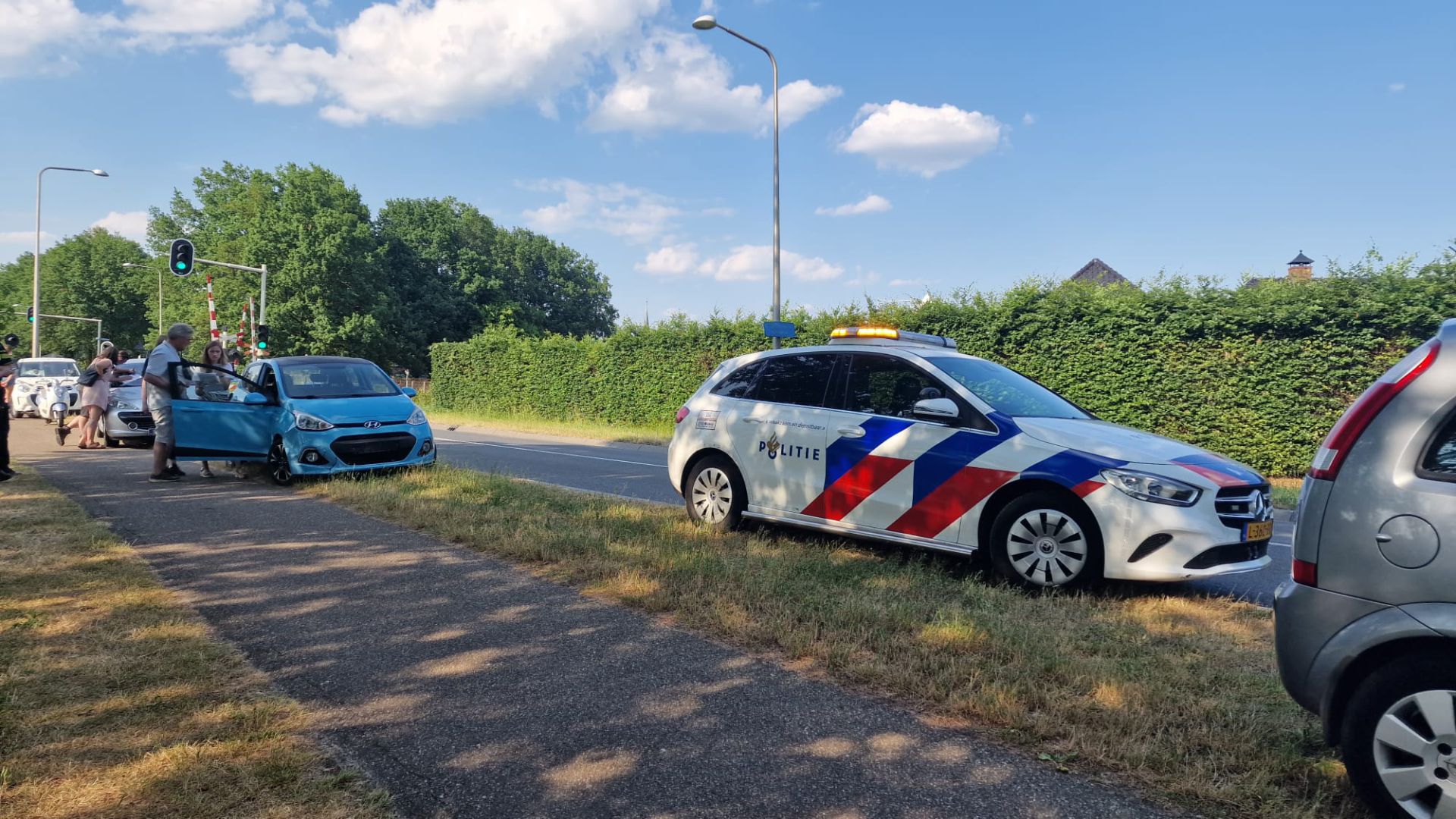 Alleen blikschade bij aanrijding met scooter en auto's aan Europalaan Delden