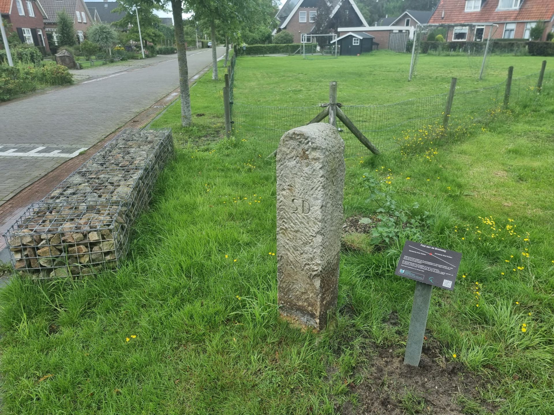 Bordjes met uitleg bij twee oude zandstenen grenspalen in Delden