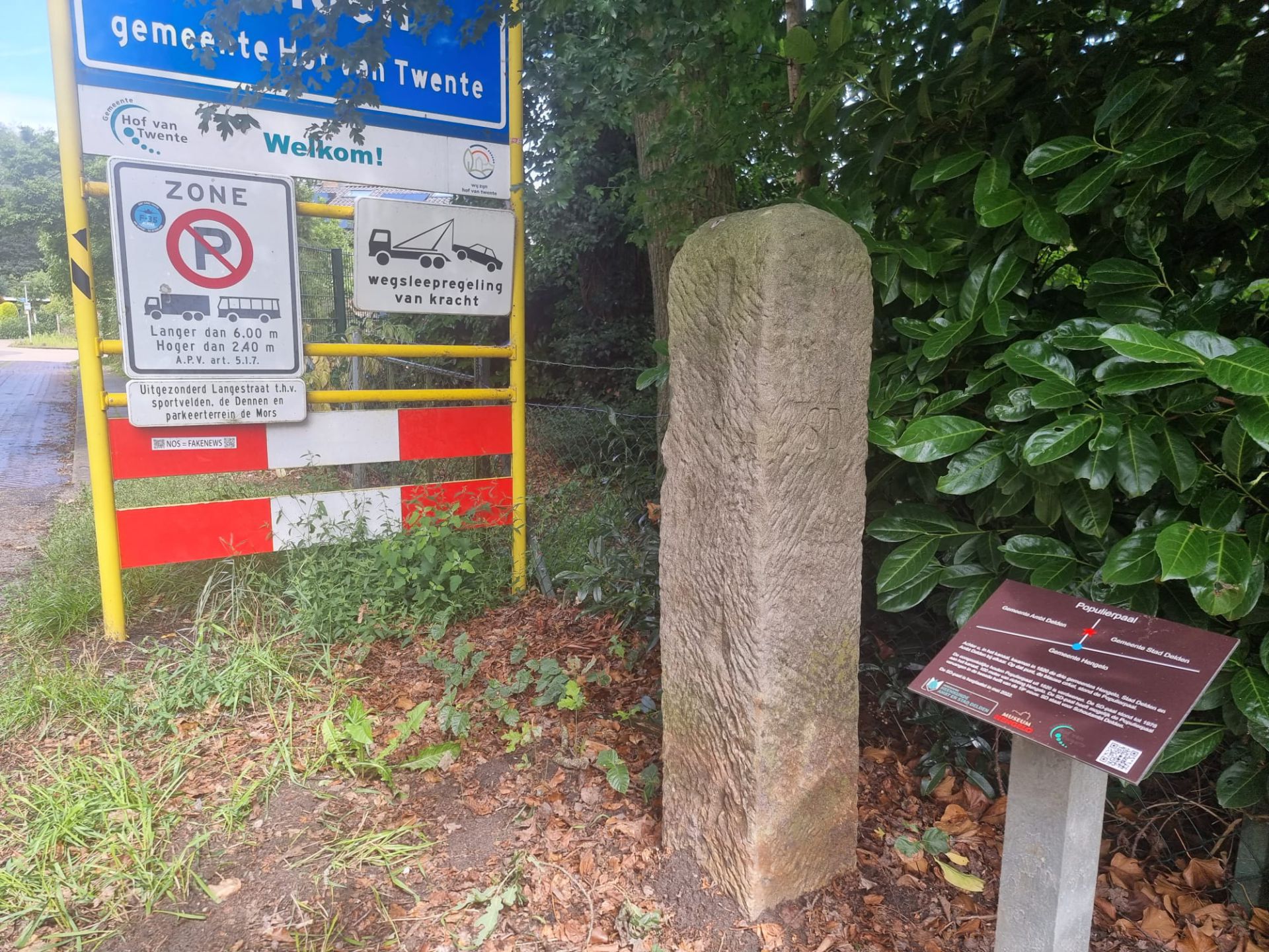 Bordjes met uitleg bij twee oude zandstenen grenspalen in Delden