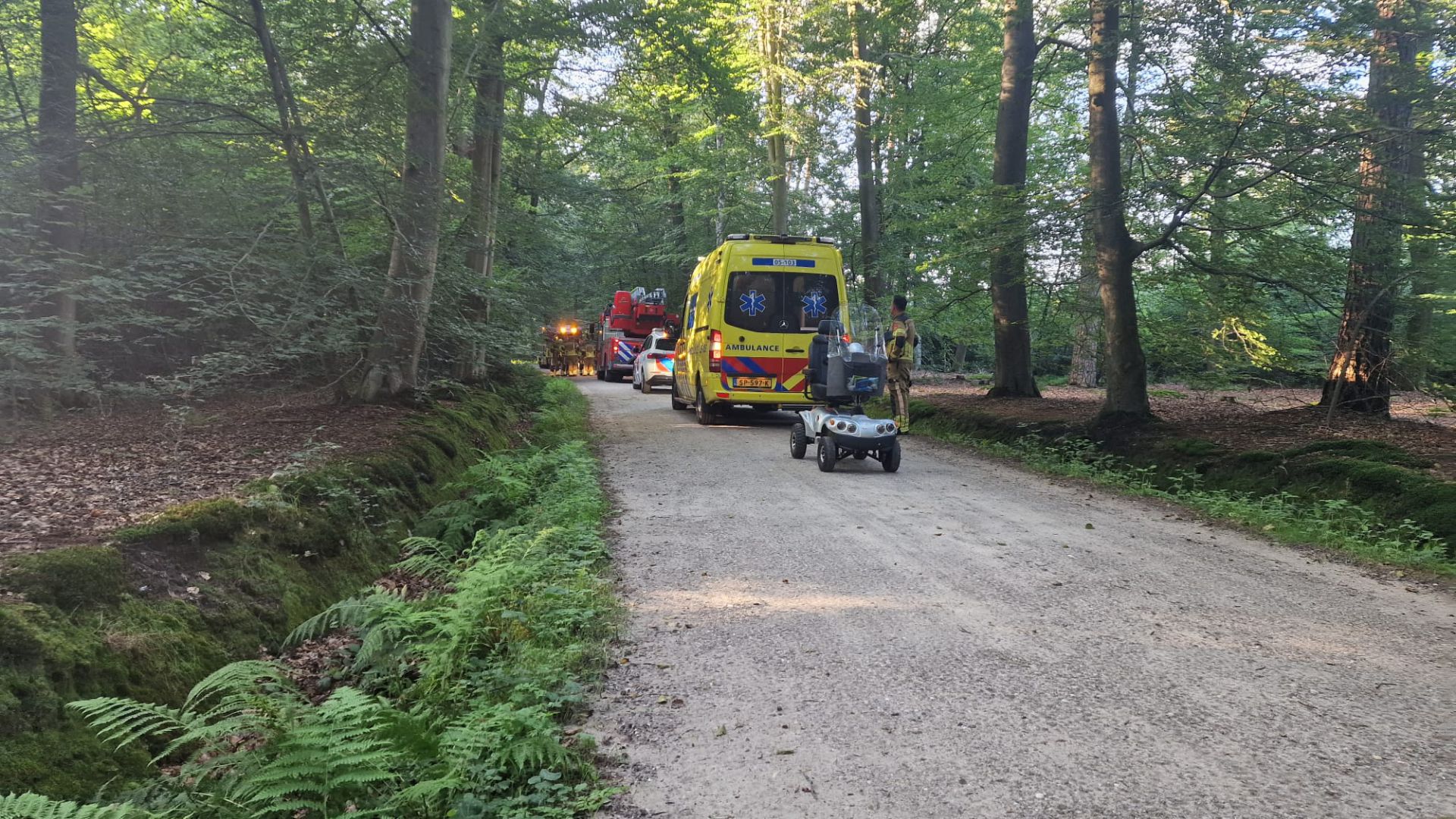 Man komt met schrik vrij na val in sloot met scootmobiel