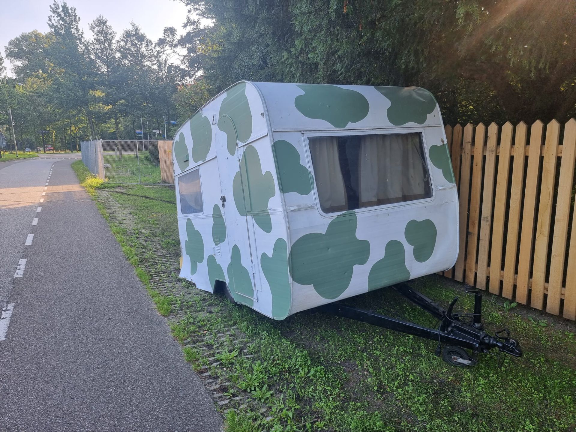 Plot twist inzake gedumpte caravan in Delden: Eigenaar gaat toch weer kamperen