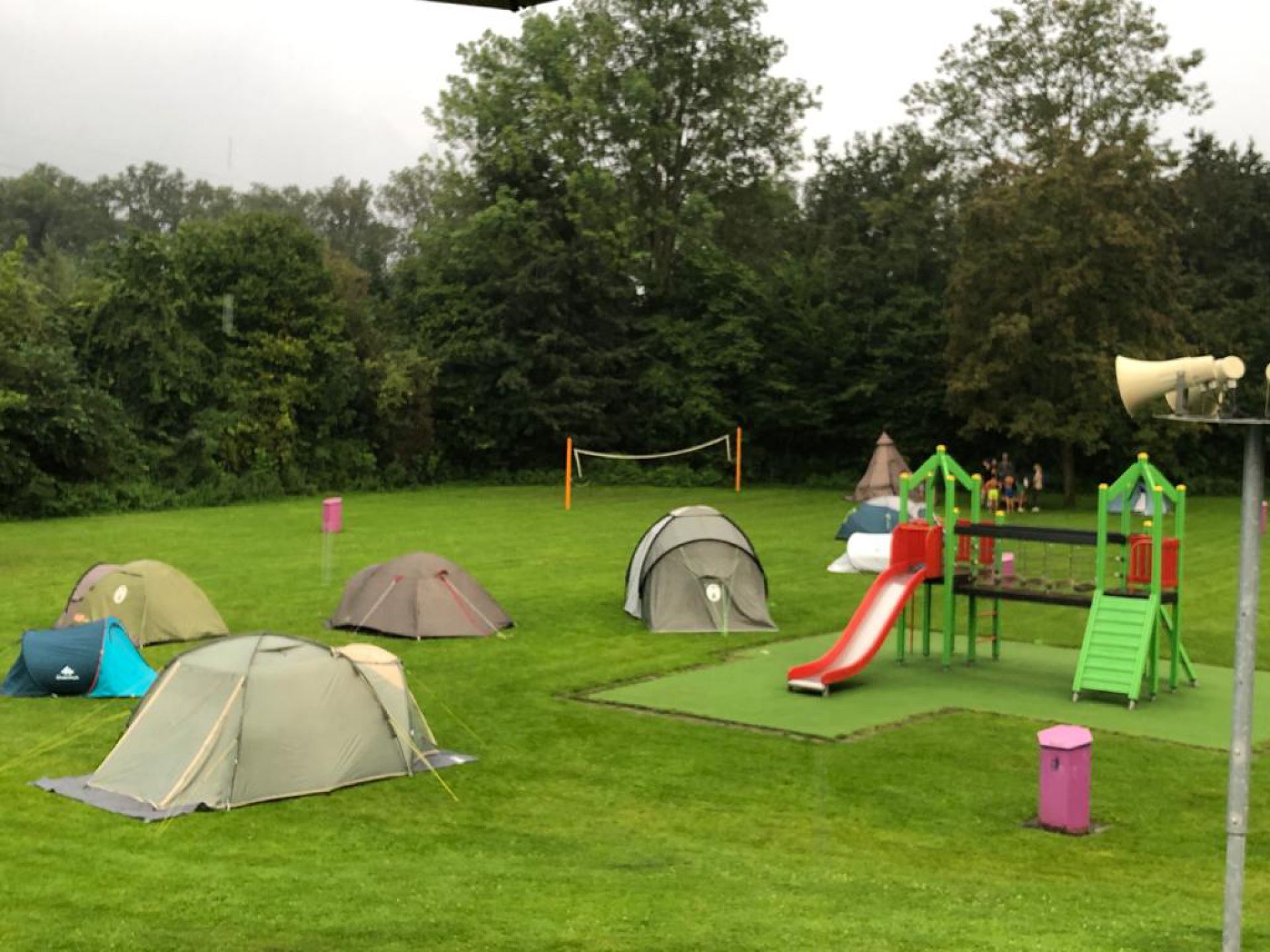Regen deert 50 jongeren niet tijdens derde editie Badcamping op de Mors