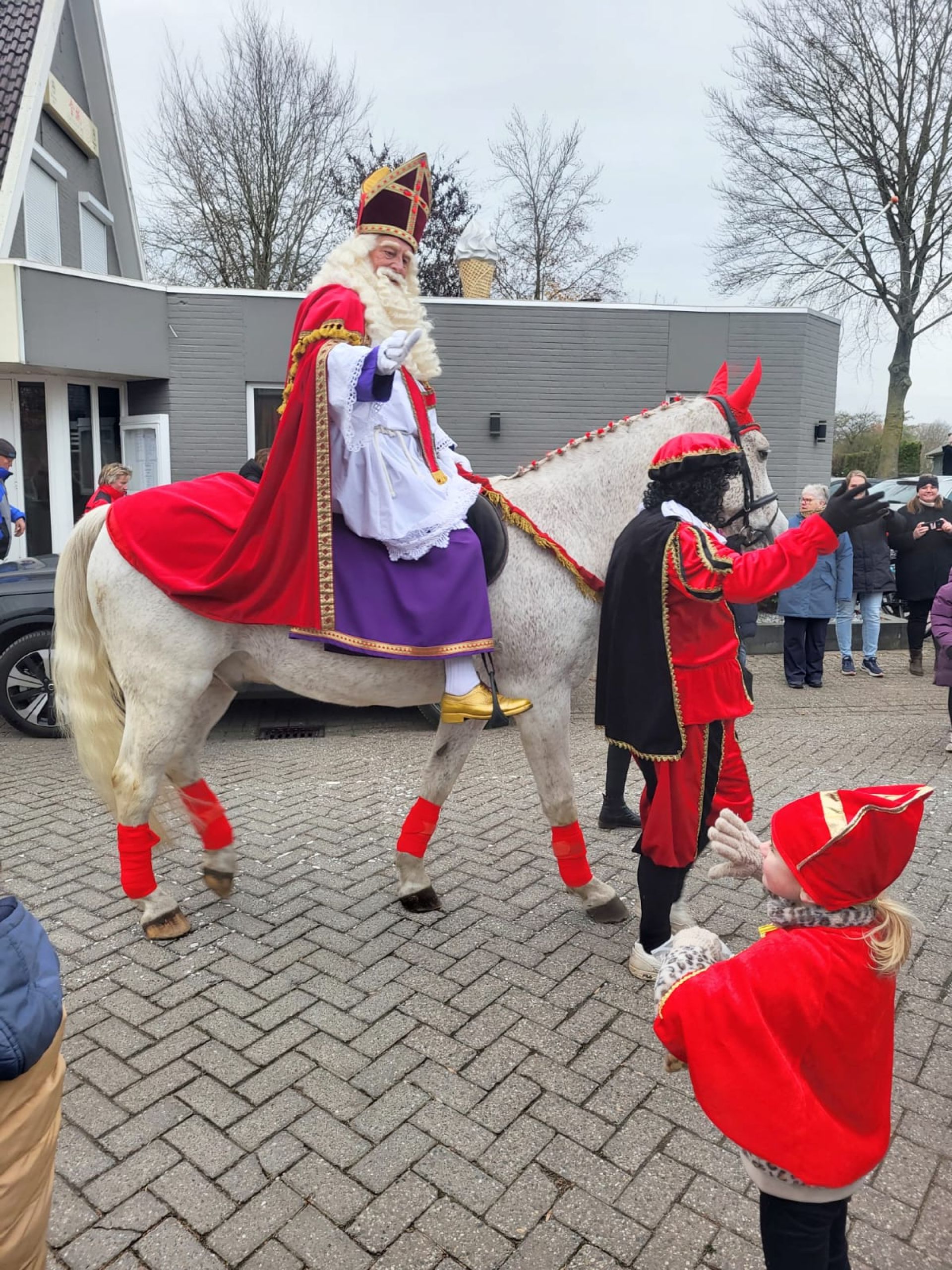Sinterklaas krijgt warm onthaal van honderden Deldense ouders en kinderen