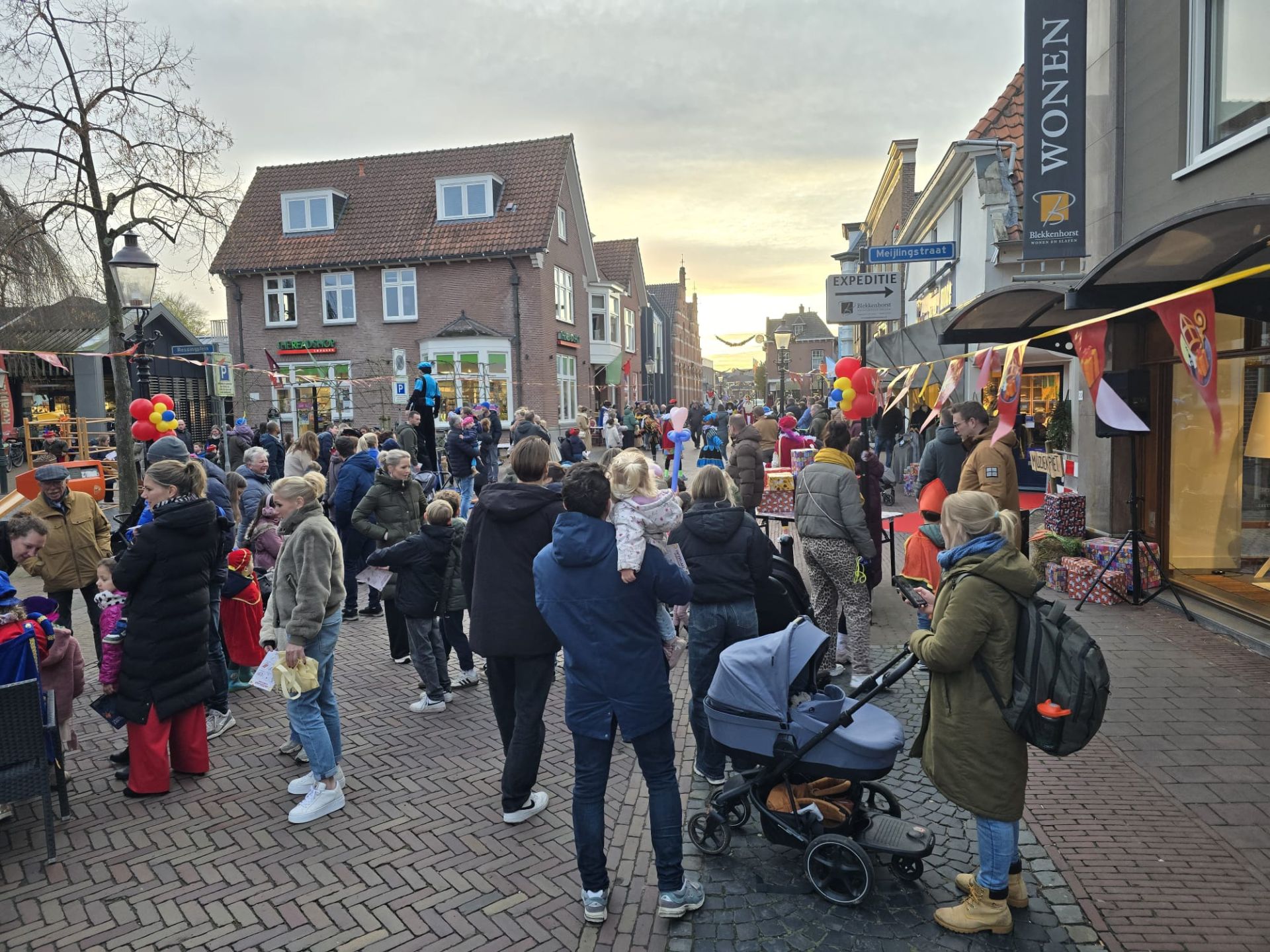 Sint- en Pietenfestijn aan Langestraat Delden groot succes