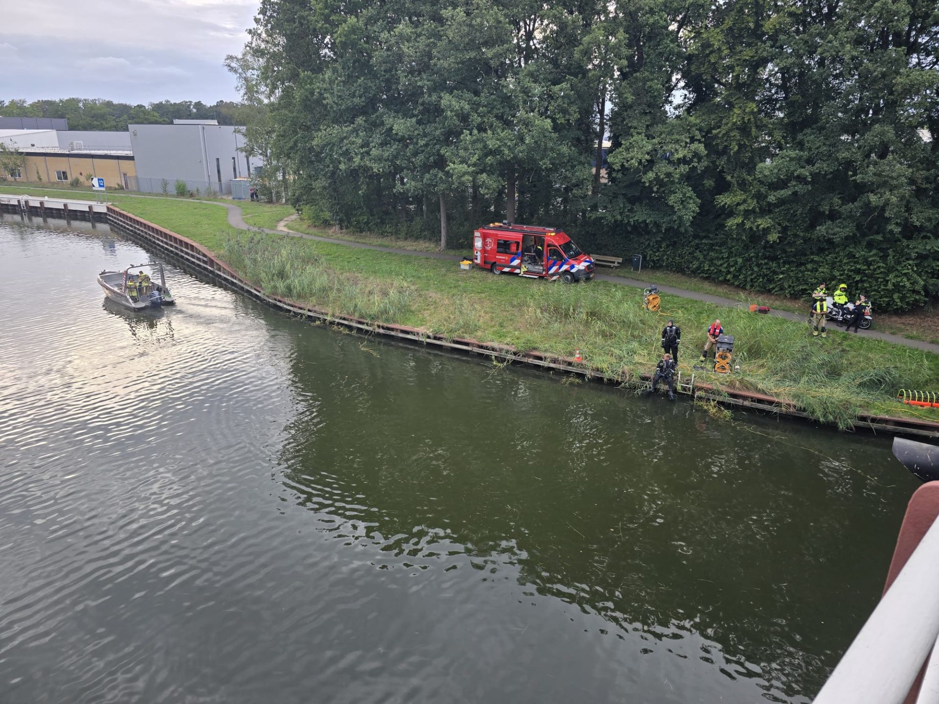 Man op Deldense brug springt niet in kanaal maar klimt weer naar beneden