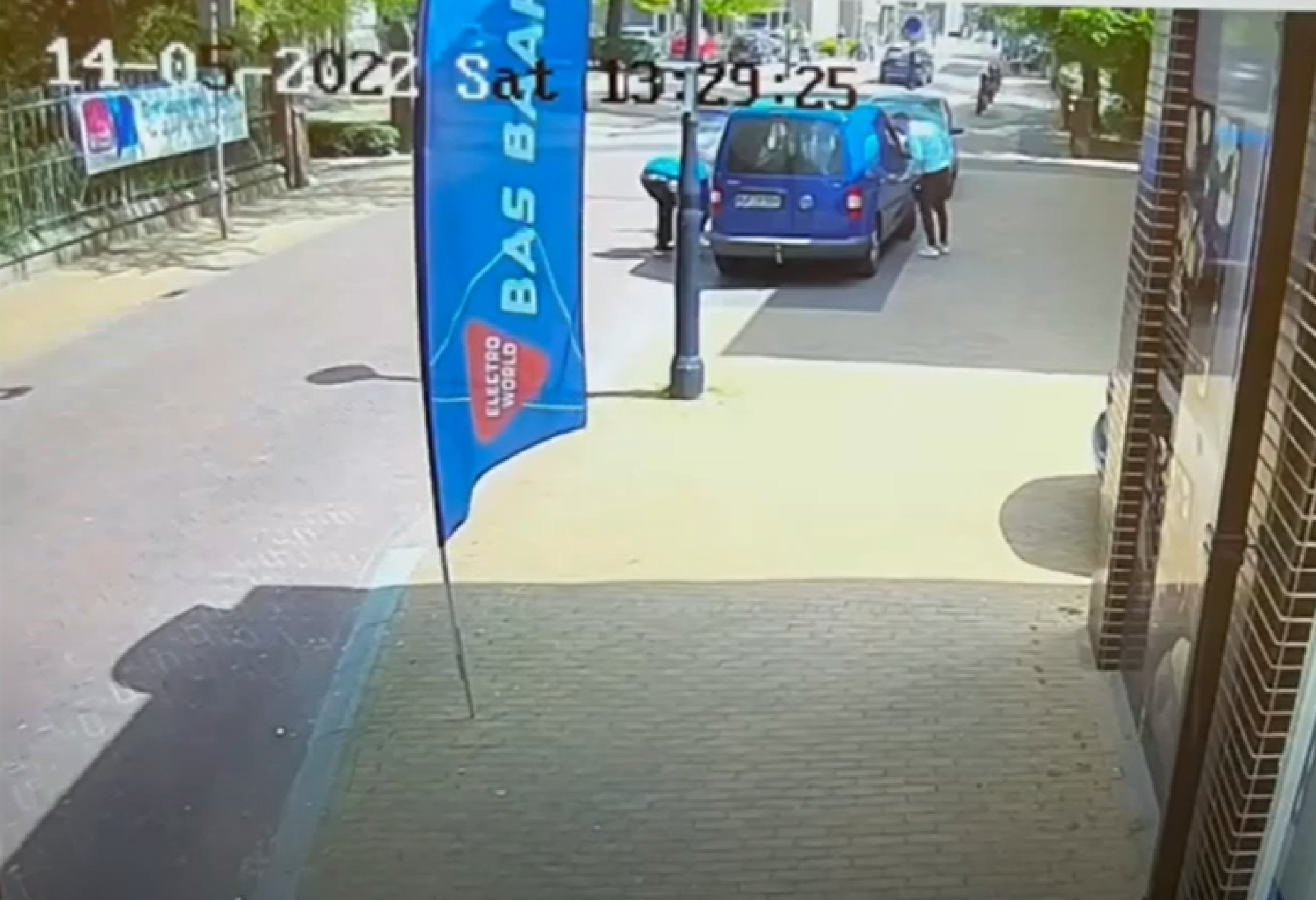 Video: Heldhaftig ingrijpen van personeel Bas Baake voorkomt winkeldiefstal