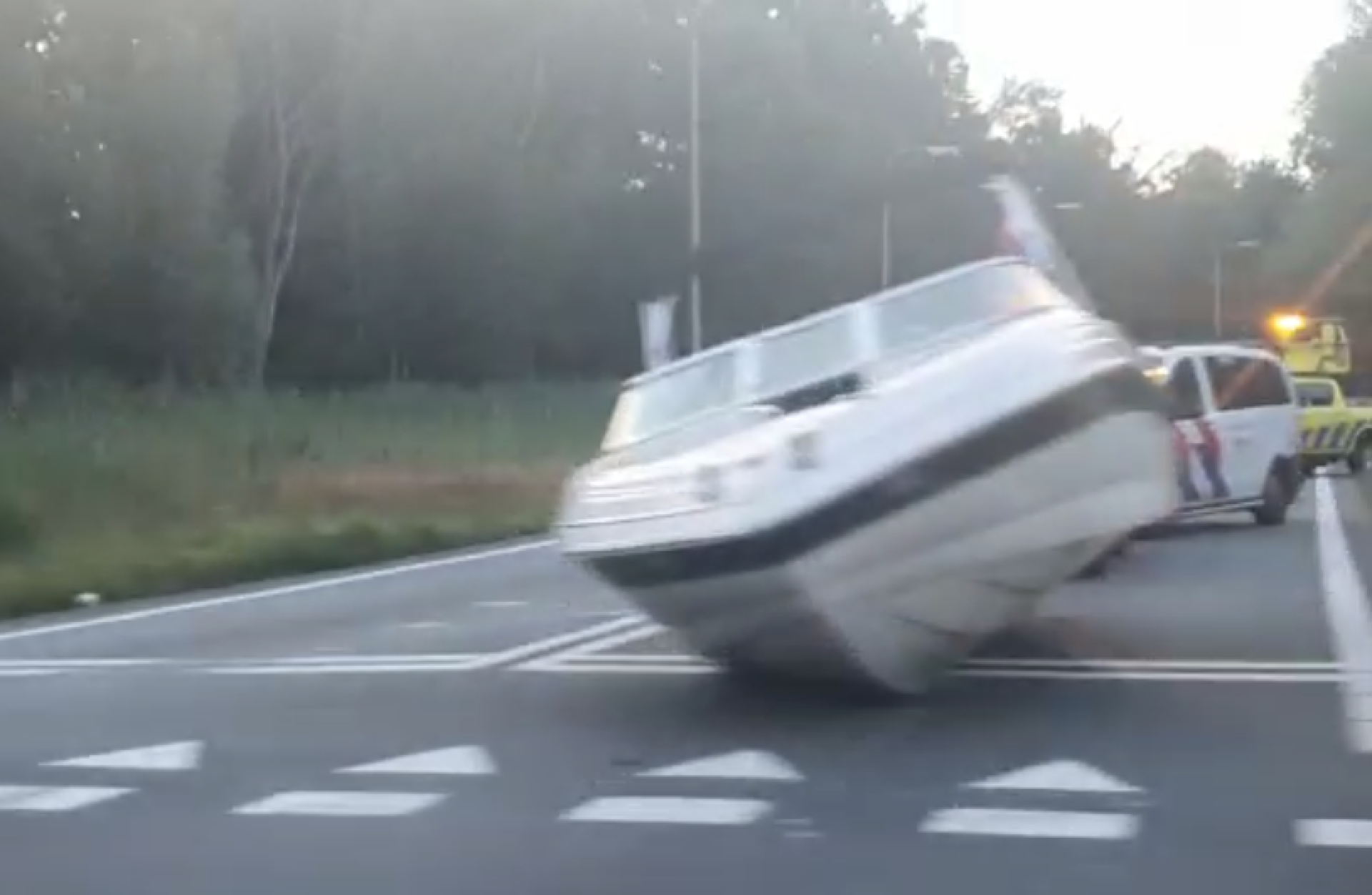 Video: Geen auto te water maar boot op de weg bij Delden