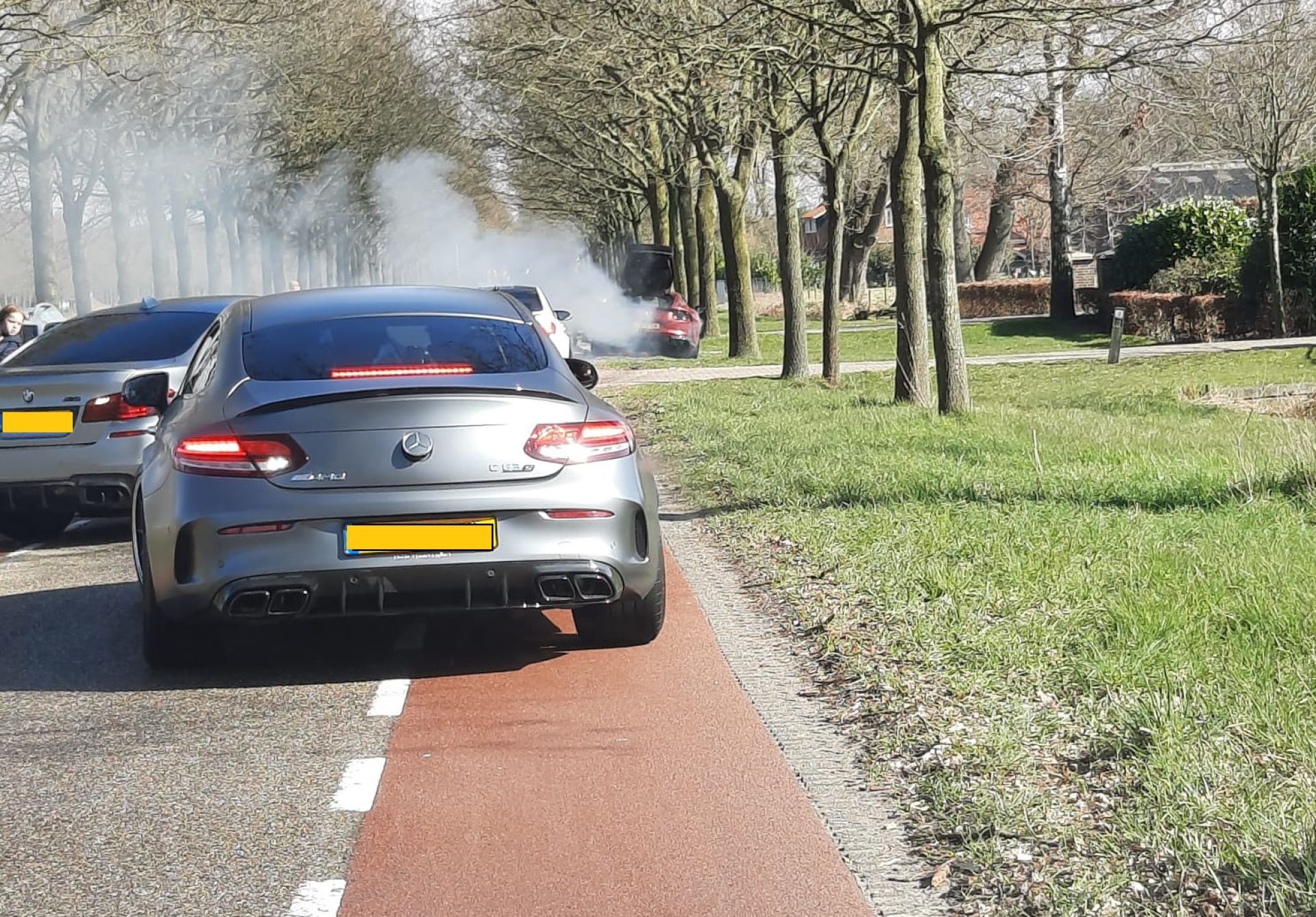 Video: Ferrari brandt uit aan Kanaaldijk Delden